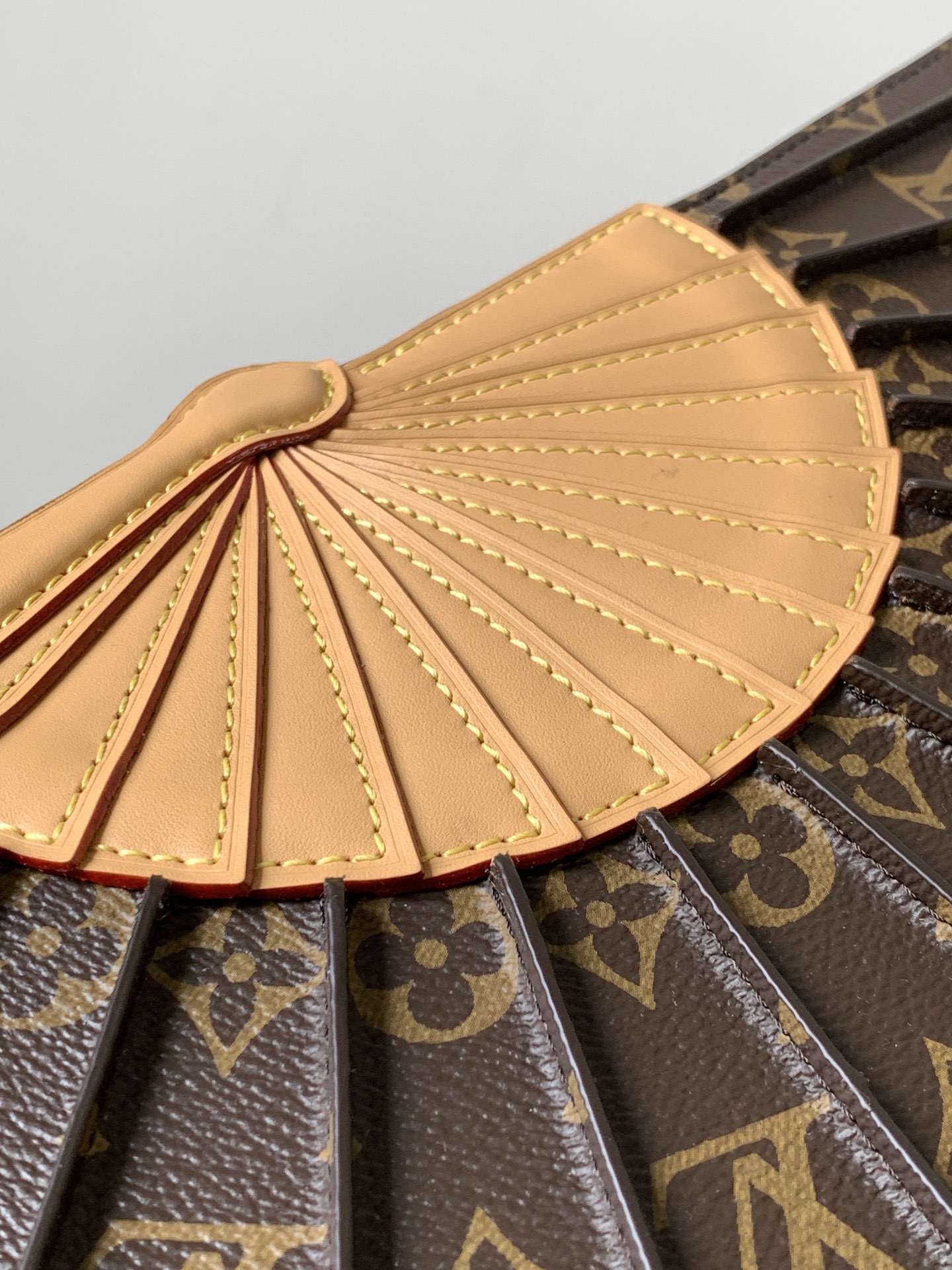 顶级原单,变码芯片M14804LV Fan 手袋取材 Monogram 帆布,以别致设计亮相 2025