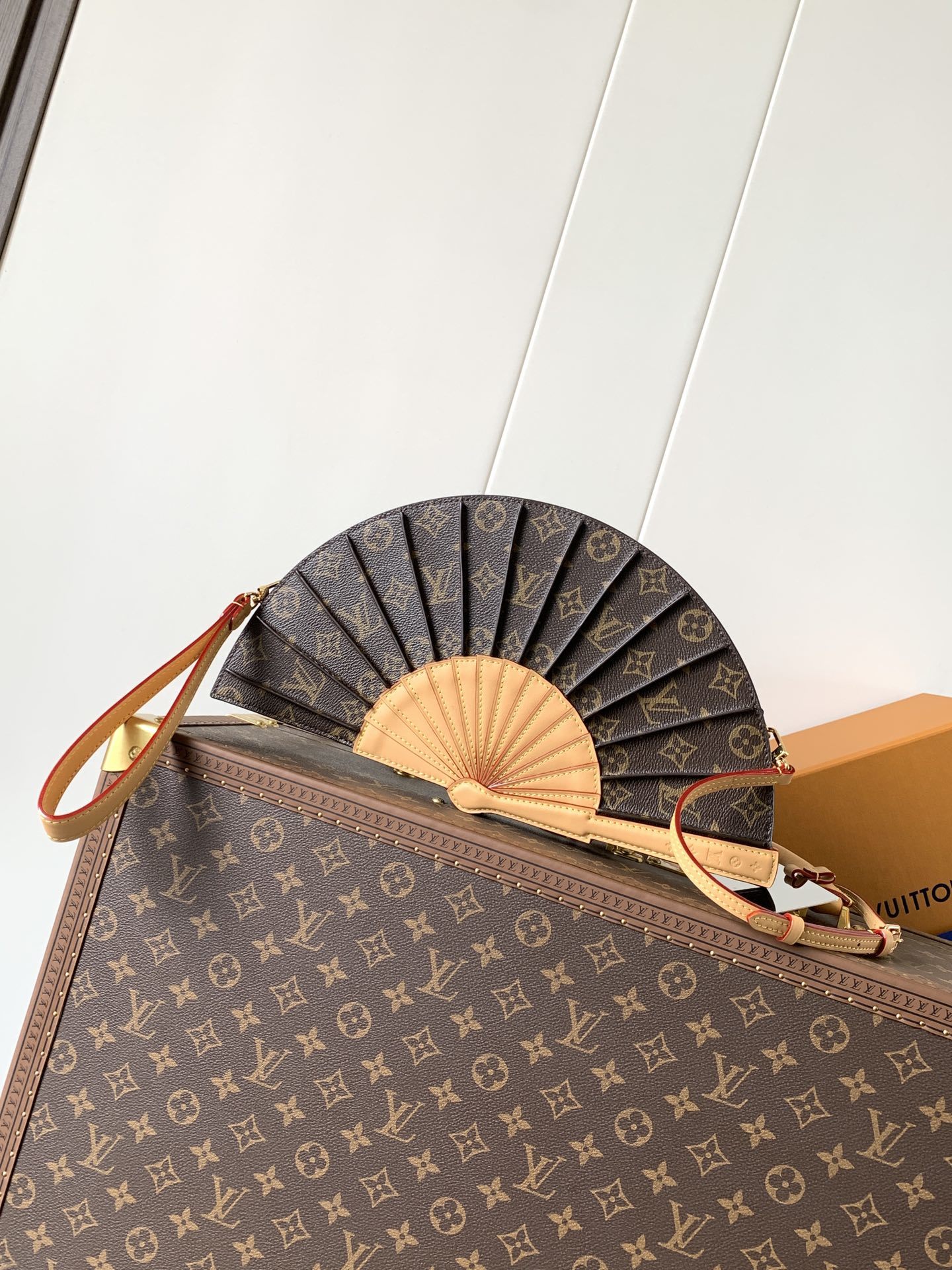顶级原单,变码芯片M14804LV Fan 手袋取材 Monogram 帆布,以别致设计亮相 2025