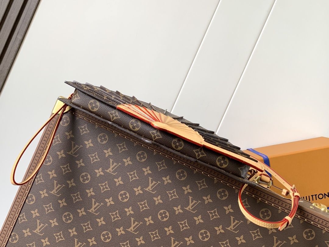 顶级原单,变码芯片M14804LV Fan 手袋取材 Monogram 帆布,以别致设计亮相 2025