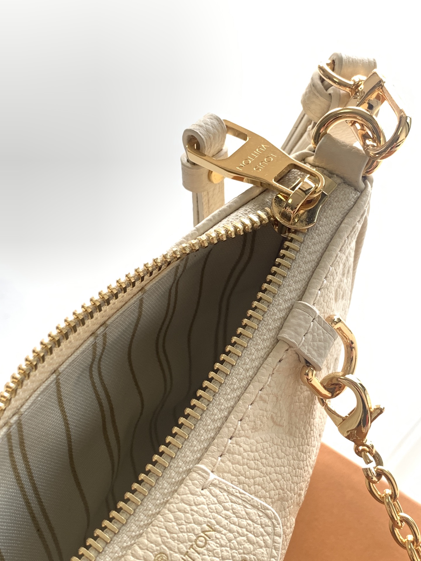 顶级原单，变码芯片【Easy Pouch 手袋】M13614 巧克力色 M82346粉色M81862灰色