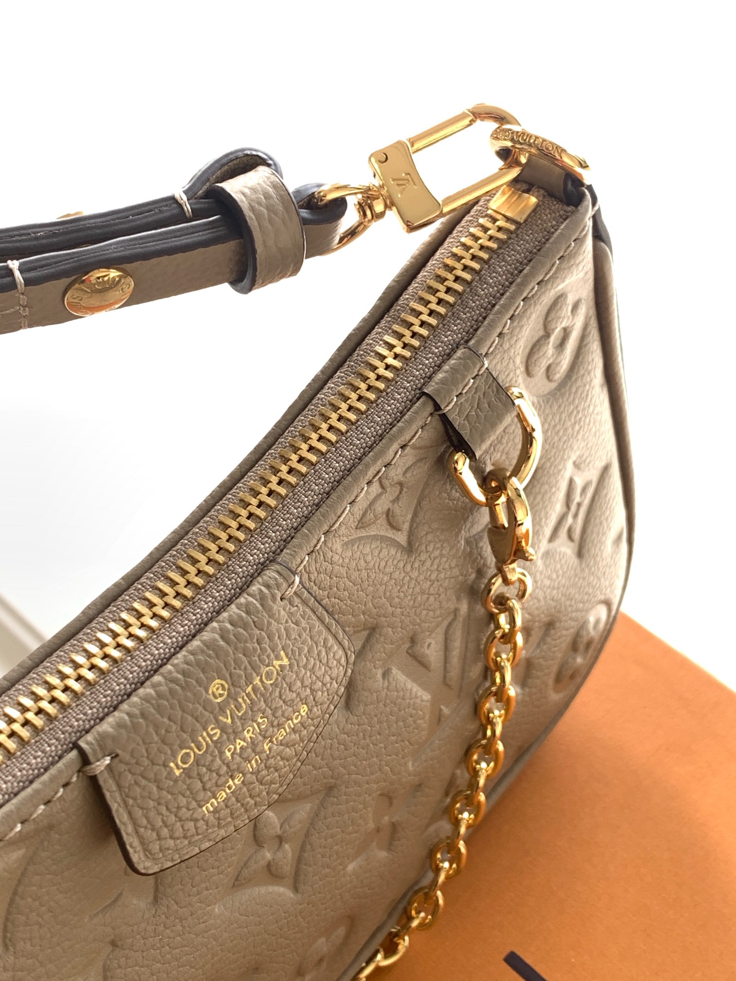 顶级原单，变码芯片【Easy Pouch 手袋】M13614 巧克力色 M82346粉色M81862灰色