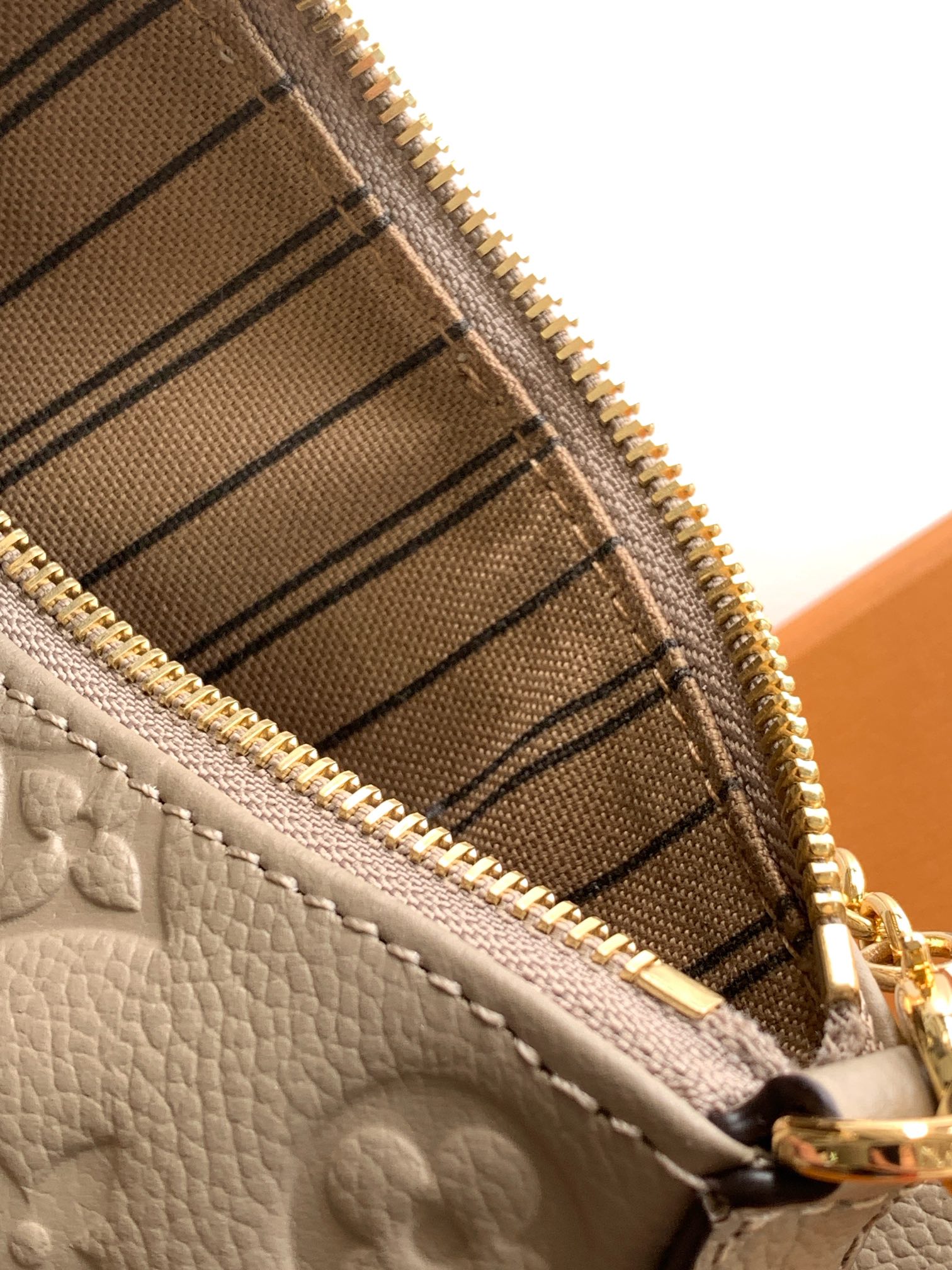 顶级原单，变码芯片【Easy Pouch 手袋】M13614 巧克力色 M82346粉色M81862灰色