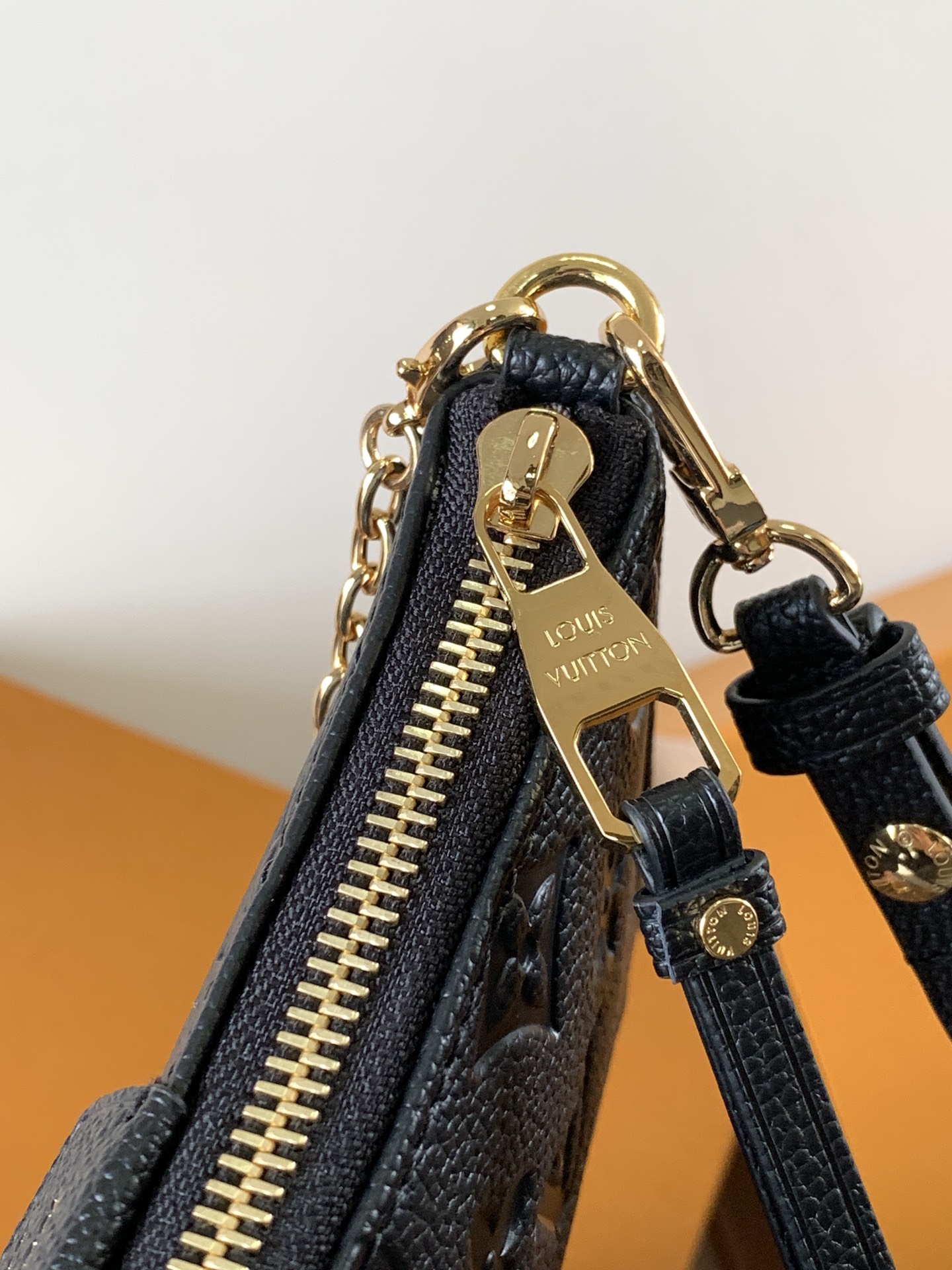 顶级原单，变码芯片【Easy Pouch 手袋】M13614 巧克力色 M82346粉色M81862灰色