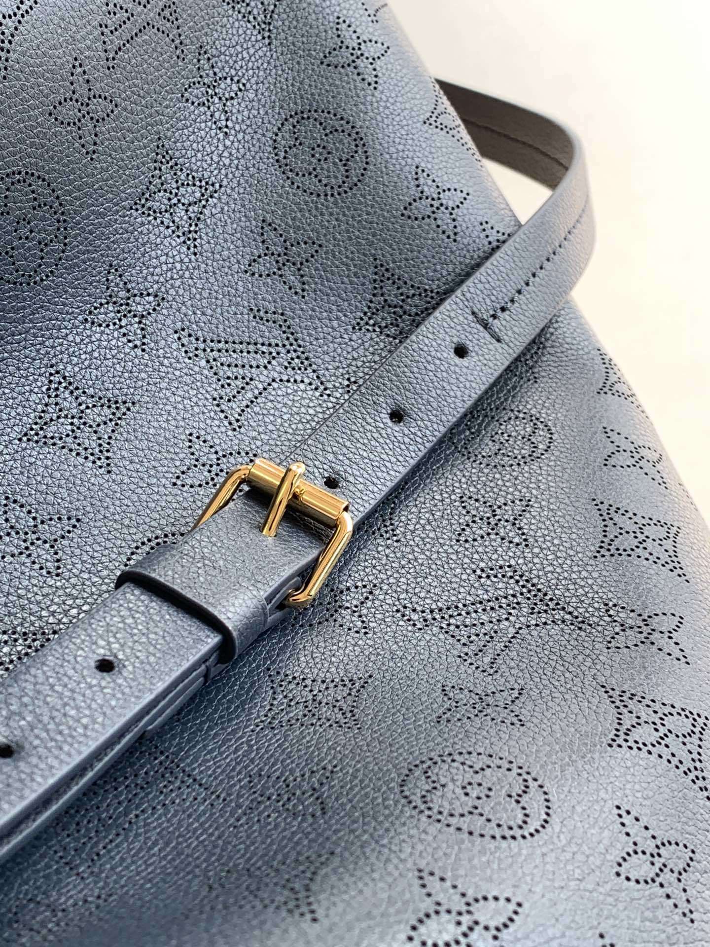 顶级原单,变码芯片M14316蓝色本款 Bella Tote 手袋取材品牌标志性镂花穿孔皮革,与可拆卸链