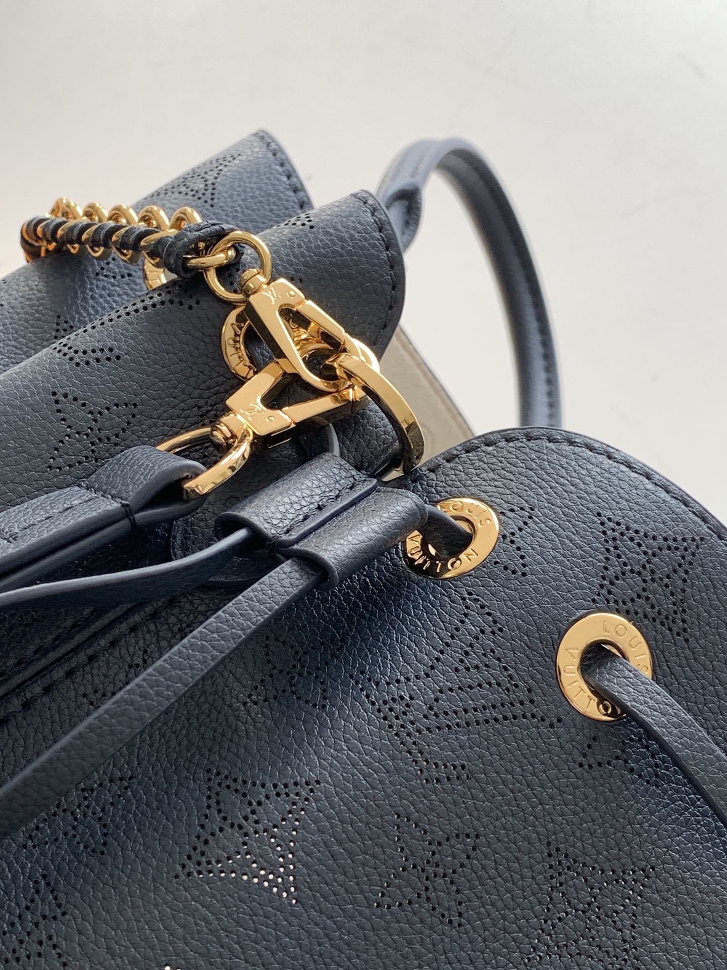 顶级原单,变码芯片M14316蓝色本款 Bella Tote 手袋取材品牌标志性镂花穿孔皮革,与可拆卸链