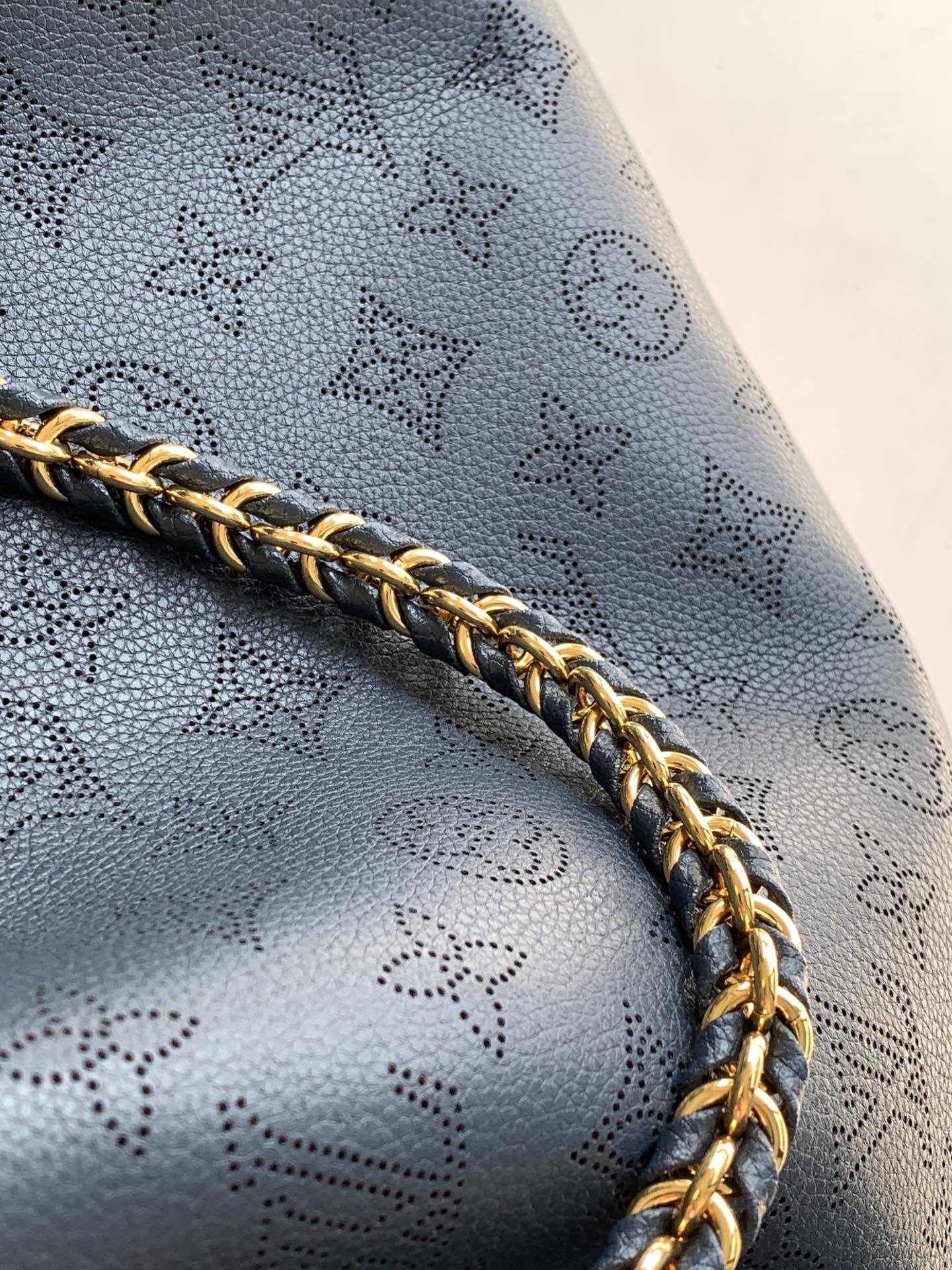 顶级原单,变码芯片M14316蓝色本款 Bella Tote 手袋取材品牌标志性镂花穿孔皮革,与可拆卸链