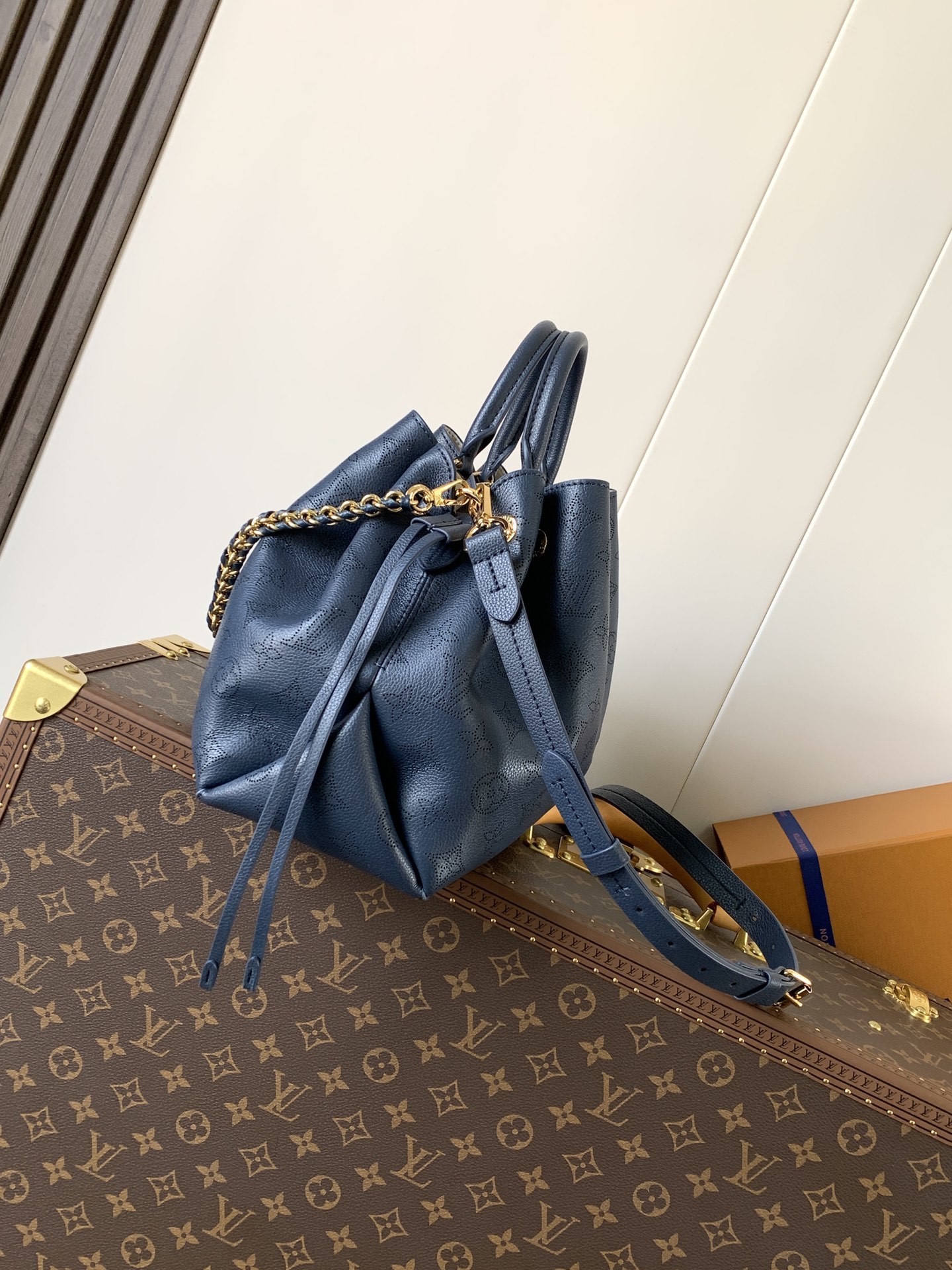 顶级原单,变码芯片M14316蓝色本款 Bella Tote 手袋取材品牌标志性镂花穿孔皮革,与可拆卸链