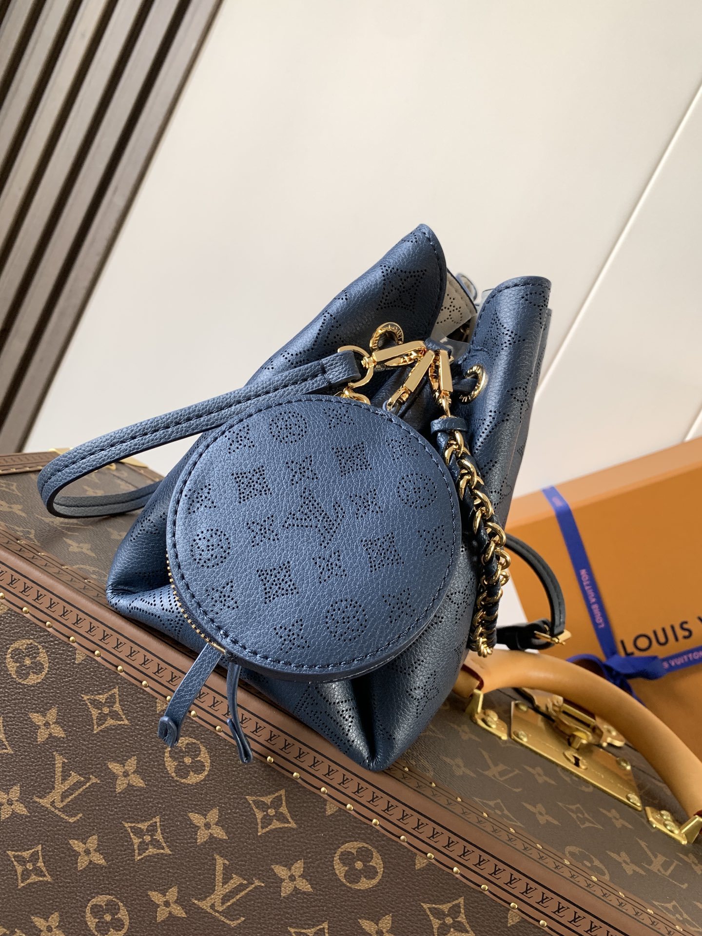 顶级原单,变码芯片 M14315深蓝本款 Bella 手袋为 Monogram 镂花穿孔皮革渲染考究色调