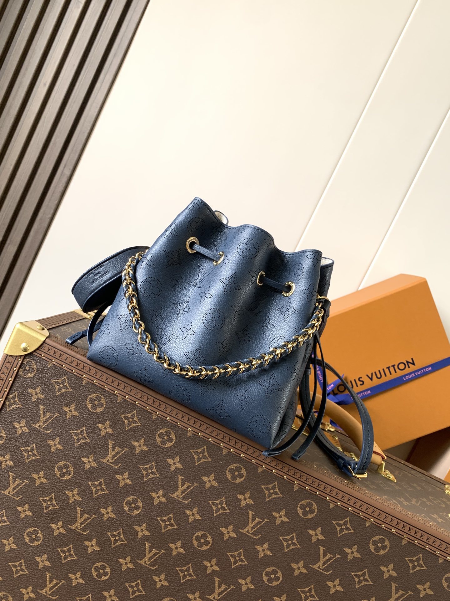 顶级原单,变码芯片 M14315深蓝本款 Bella 手袋为 Monogram 镂花穿孔皮革渲染考究色调