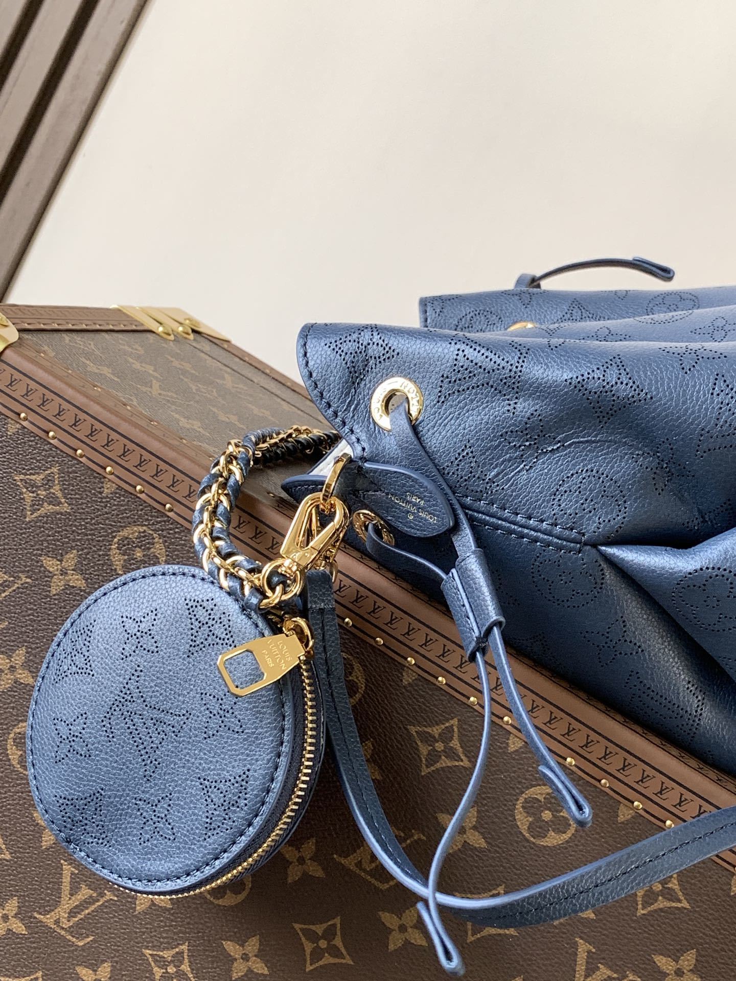 顶级原单,变码芯片 M14315深蓝本款 Bella 手袋为 Monogram 镂花穿孔皮革渲染考究色调