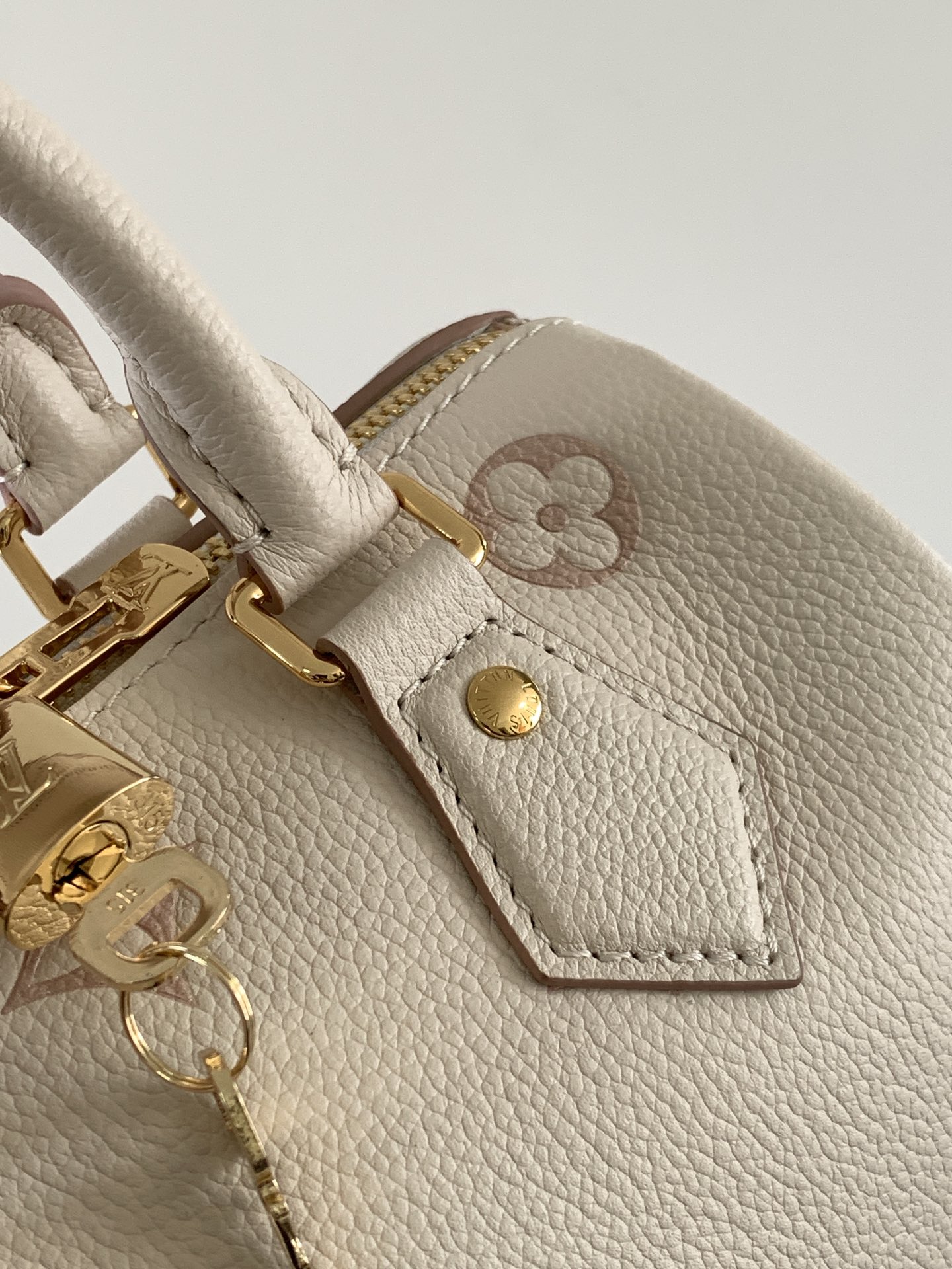 💰580顶级原单,变码芯片 M14291
本款 Speedy Bandoulière 20 手袋焕新品牌经典 Monogram Empreinte 皮革,以相同色调勾勒图案轮廓,再以条纹内衬、耀目挂锁和可拆卸链条丰富细节。紧凑构型可容纳日常所需,手提或斜挎皆宜。
13.5 x 12 x 20.5 厘米
(高 x 宽 x 长度)
压纹粒面牛皮革
牛皮革饰边
条纹织物内衬
金属件
钩扣开合
可拆卸印花织物拉链袋
侧面饰带
可收纳 6.7 寸智能手机、Lou 短款钱夹、钥匙、口红、纸巾和太阳眼镜
肩带:可拆卸,可调节
包带半长:49.0 厘米
包带半长可调至:54.0 厘米
手柄:双手柄