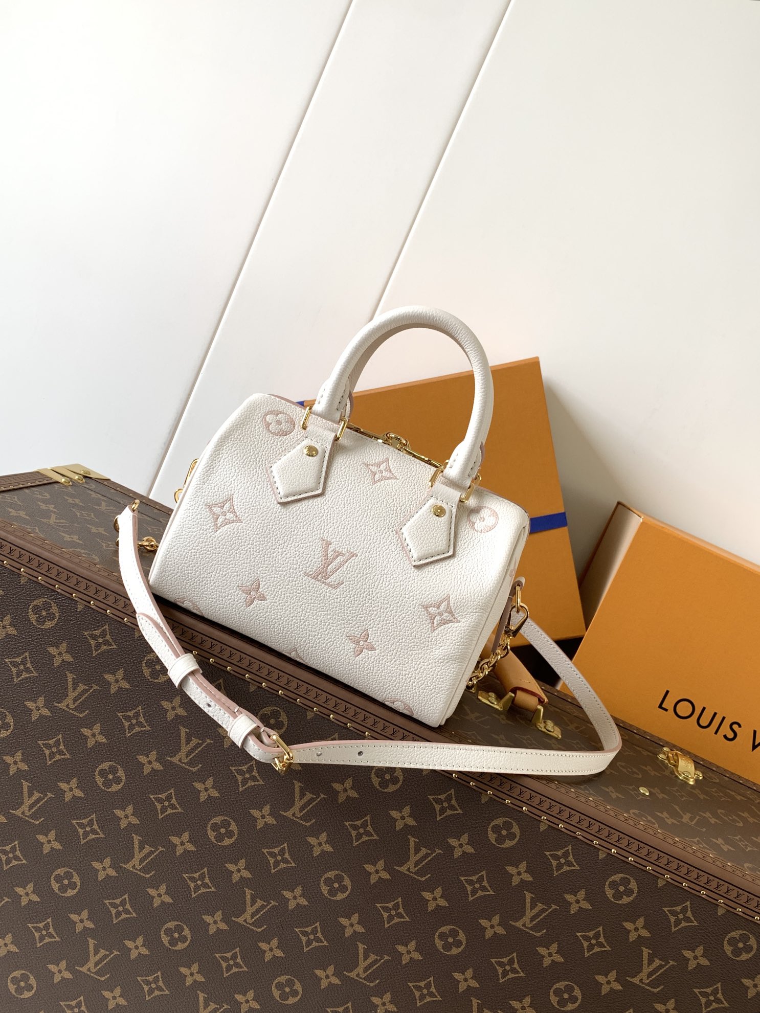 💰580顶级原单,变码芯片 M14291
本款 Speedy Bandoulière 20 手袋焕新品牌经典 Monogram Empreinte 皮革,以相同色调勾勒图案轮廓,再以条纹内衬、耀目挂锁和可拆卸链条丰富细节。紧凑构型可容纳日常所需,手提或斜挎皆宜。
13.5 x 12 x 20.5 厘米
(高 x 宽 x 长度)
压纹粒面牛皮革
牛皮革饰边
条纹织物内衬
金属件
钩扣开合
可拆卸印花织物拉链袋
侧面饰带
可收纳 6.7 寸智能手机、Lou 短款钱夹、钥匙、口红、纸巾和太阳眼镜
肩带:可拆卸,可调节
包带半长:49.0 厘米
包带半长可调至:54.0 厘米
手柄:双手柄