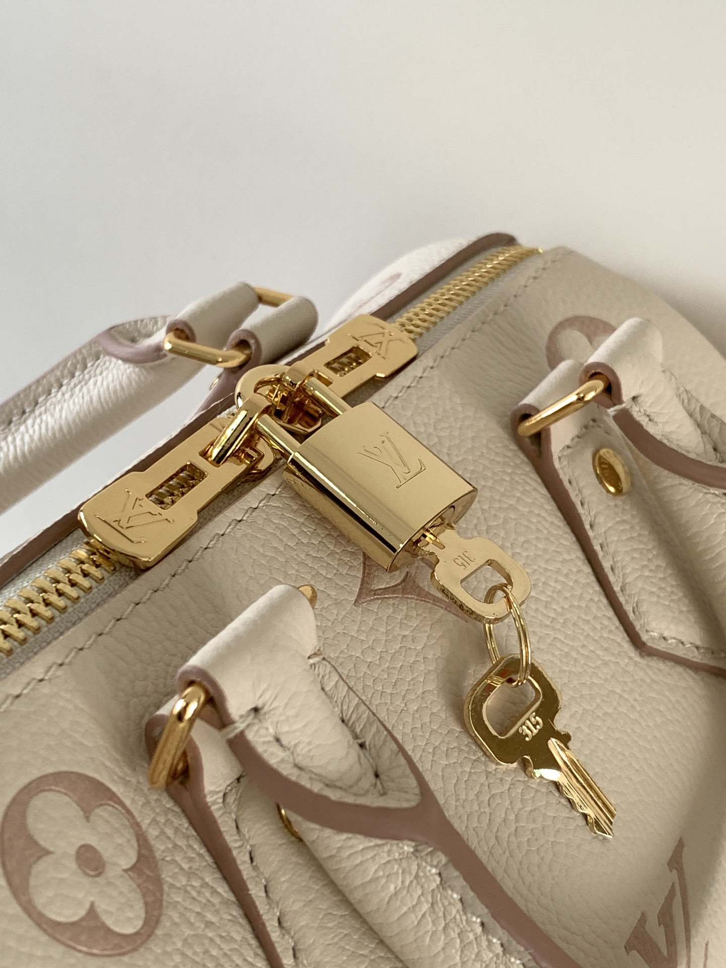 💰580顶级原单,变码芯片 M14291
本款 Speedy Bandoulière 20 手袋焕新品牌经典 Monogram Empreinte 皮革,以相同色调勾勒图案轮廓,再以条纹内衬、耀目挂锁和可拆卸链条丰富细节。紧凑构型可容纳日常所需,手提或斜挎皆宜。
13.5 x 12 x 20.5 厘米
(高 x 宽 x 长度)
压纹粒面牛皮革
牛皮革饰边
条纹织物内衬
金属件
钩扣开合
可拆卸印花织物拉链袋
侧面饰带
可收纳 6.7 寸智能手机、Lou 短款钱夹、钥匙、口红、纸巾和太阳眼镜
肩带:可拆卸,可调节
包带半长:49.0 厘米
包带半长可调至:54.0 厘米
手柄:双手柄