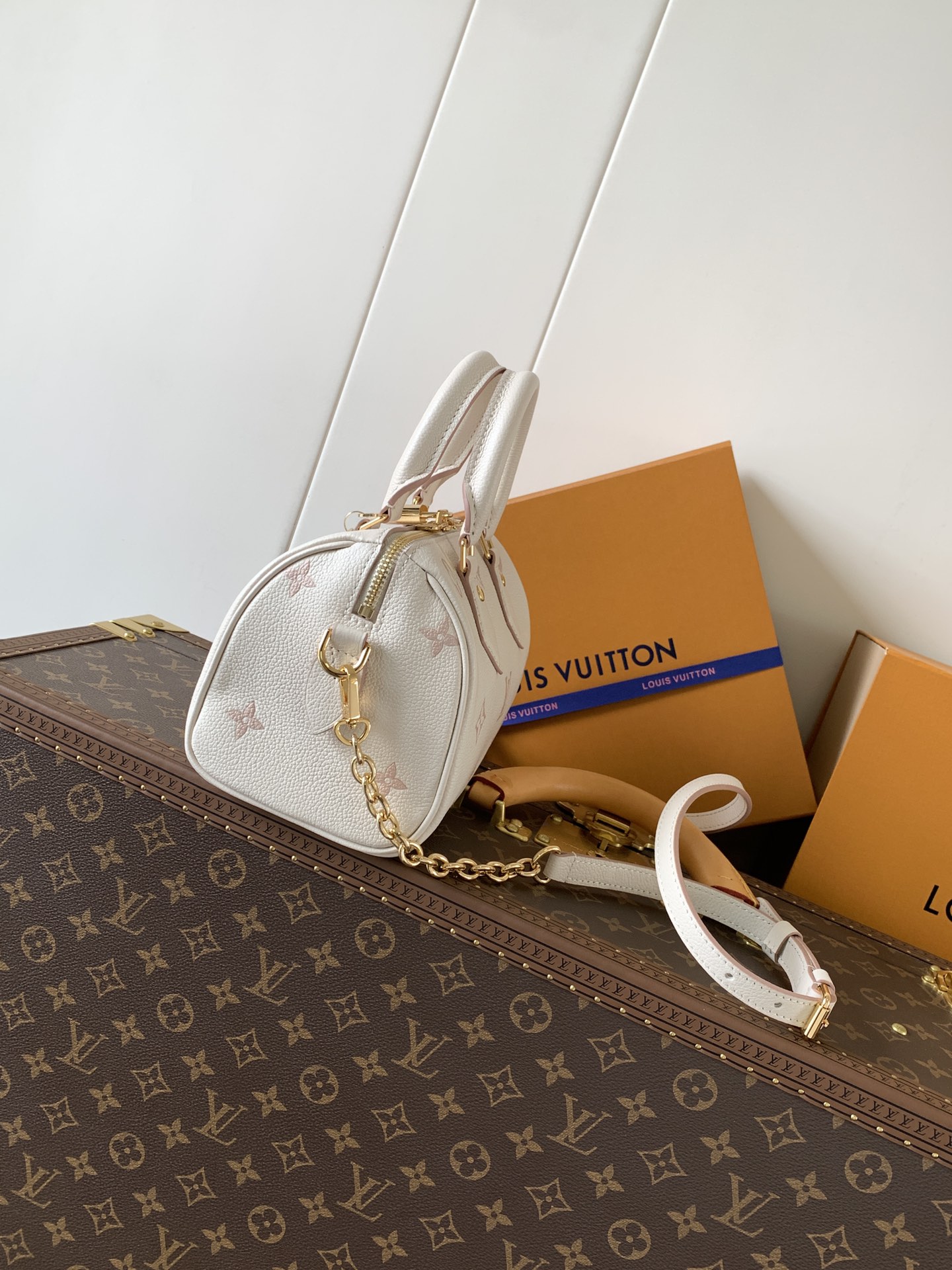 💰580顶级原单,变码芯片 M14291
本款 Speedy Bandoulière 20 手袋焕新品牌经典 Monogram Empreinte 皮革,以相同色调勾勒图案轮廓,再以条纹内衬、耀目挂锁和可拆卸链条丰富细节。紧凑构型可容纳日常所需,手提或斜挎皆宜。
13.5 x 12 x 20.5 厘米
(高 x 宽 x 长度)
压纹粒面牛皮革
牛皮革饰边
条纹织物内衬
金属件
钩扣开合
可拆卸印花织物拉链袋
侧面饰带
可收纳 6.7 寸智能手机、Lou 短款钱夹、钥匙、口红、纸巾和太阳眼镜
肩带:可拆卸,可调节
包带半长:49.0 厘米
包带半长可调至:54.0 厘米
手柄:双手柄