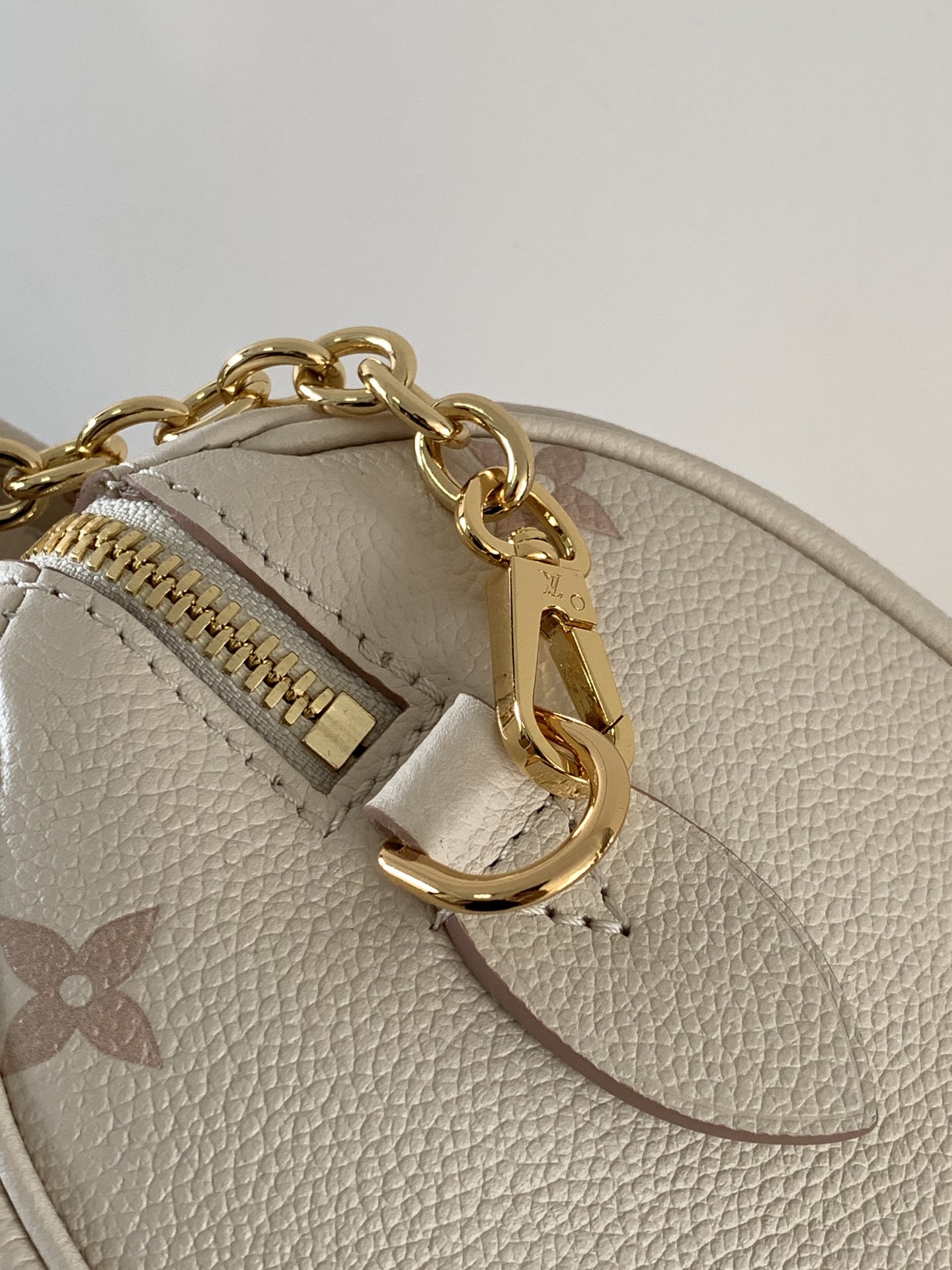 💰580顶级原单,变码芯片 M14291
本款 Speedy Bandoulière 20 手袋焕新品牌经典 Monogram Empreinte 皮革,以相同色调勾勒图案轮廓,再以条纹内衬、耀目挂锁和可拆卸链条丰富细节。紧凑构型可容纳日常所需,手提或斜挎皆宜。
13.5 x 12 x 20.5 厘米
(高 x 宽 x 长度)
压纹粒面牛皮革
牛皮革饰边
条纹织物内衬
金属件
钩扣开合
可拆卸印花织物拉链袋
侧面饰带
可收纳 6.7 寸智能手机、Lou 短款钱夹、钥匙、口红、纸巾和太阳眼镜
肩带:可拆卸,可调节
包带半长:49.0 厘米
包带半长可调至:54.0 厘米
手柄:双手柄