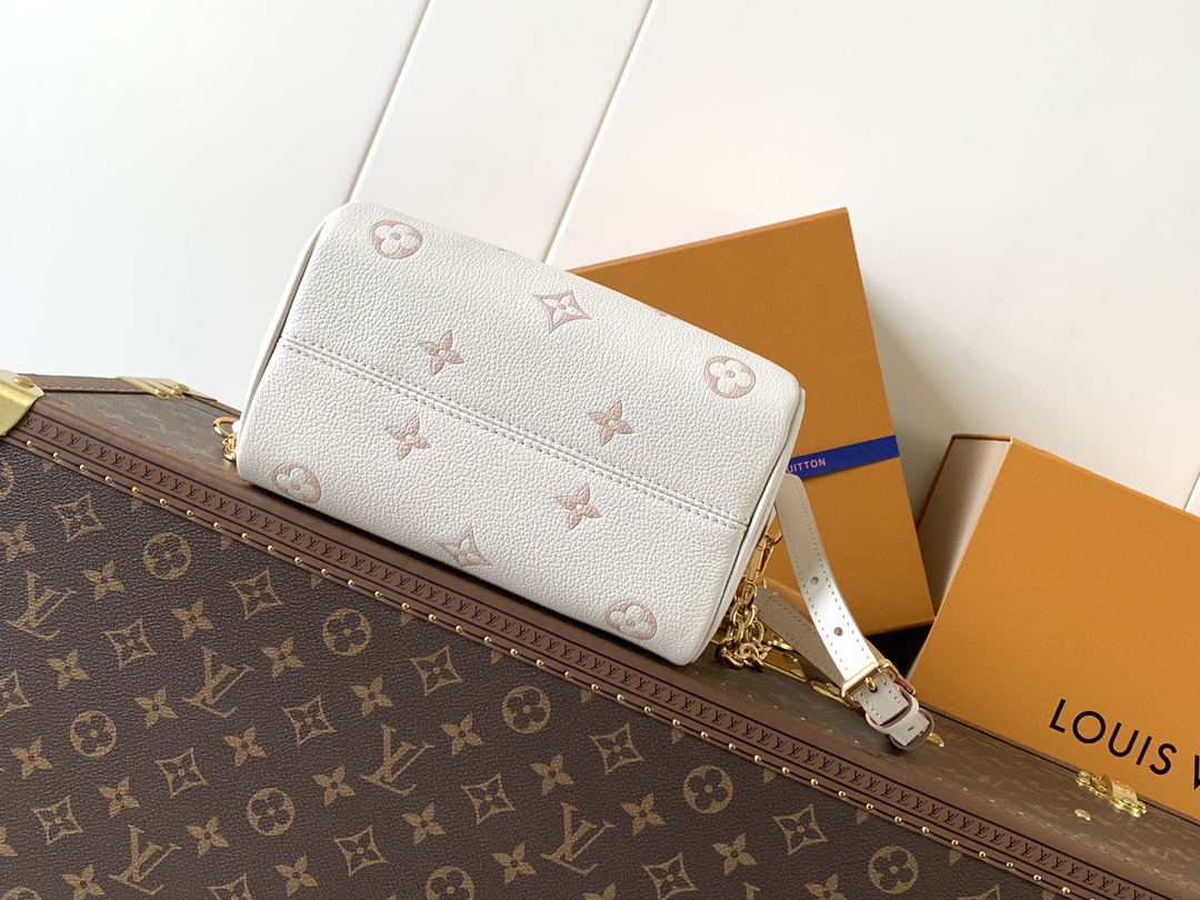 💰580顶级原单,变码芯片 M14291
本款 Speedy Bandoulière 20 手袋焕新品牌经典 Monogram Empreinte 皮革,以相同色调勾勒图案轮廓,再以条纹内衬、耀目挂锁和可拆卸链条丰富细节。紧凑构型可容纳日常所需,手提或斜挎皆宜。
13.5 x 12 x 20.5 厘米
(高 x 宽 x 长度)
压纹粒面牛皮革
牛皮革饰边
条纹织物内衬
金属件
钩扣开合
可拆卸印花织物拉链袋
侧面饰带
可收纳 6.7 寸智能手机、Lou 短款钱夹、钥匙、口红、纸巾和太阳眼镜
肩带:可拆卸,可调节
包带半长:49.0 厘米
包带半长可调至:54.0 厘米
手柄:双手柄