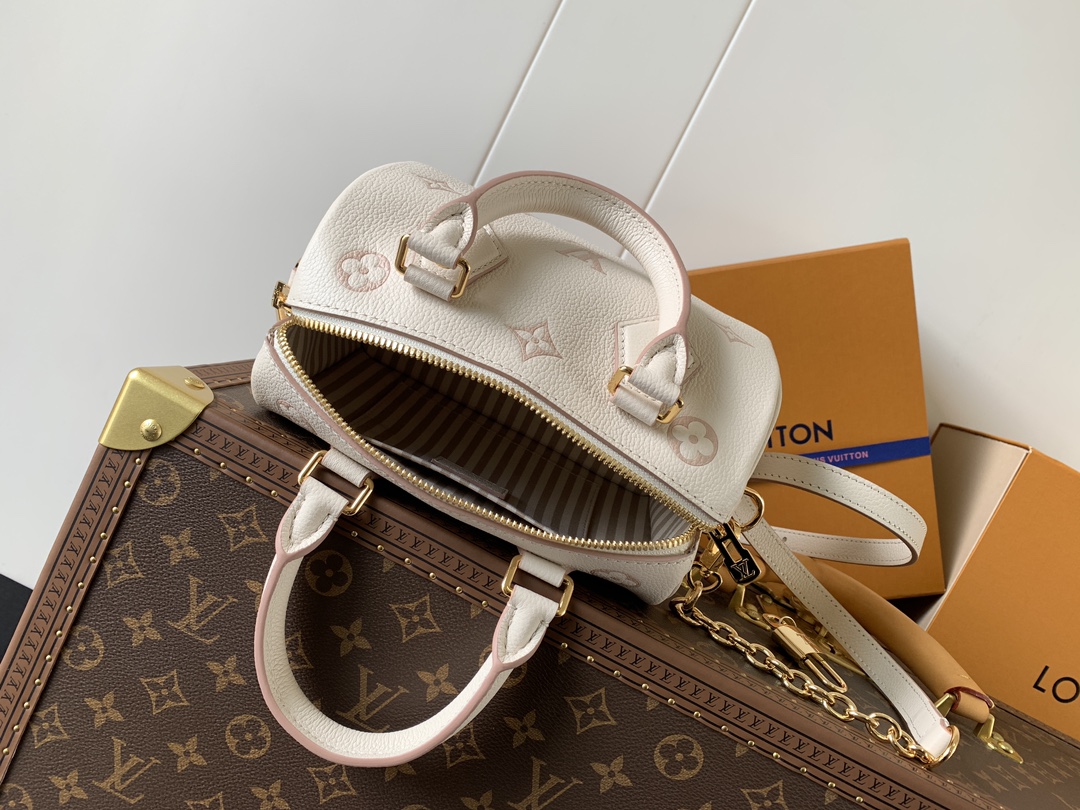 💰580顶级原单,变码芯片 M14291
本款 Speedy Bandoulière 20 手袋焕新品牌经典 Monogram Empreinte 皮革,以相同色调勾勒图案轮廓,再以条纹内衬、耀目挂锁和可拆卸链条丰富细节。紧凑构型可容纳日常所需,手提或斜挎皆宜。
13.5 x 12 x 20.5 厘米
(高 x 宽 x 长度)
压纹粒面牛皮革
牛皮革饰边
条纹织物内衬
金属件
钩扣开合
可拆卸印花织物拉链袋
侧面饰带
可收纳 6.7 寸智能手机、Lou 短款钱夹、钥匙、口红、纸巾和太阳眼镜
肩带:可拆卸,可调节
包带半长:49.0 厘米
包带半长可调至:54.0 厘米
手柄:双手柄