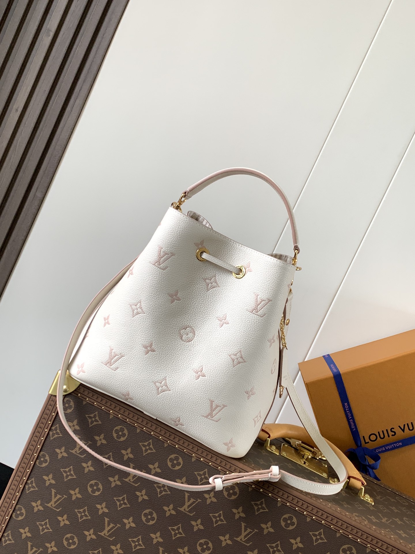 💰660顶级原单,变码芯片M14401
本款 NéoNoé 中号手袋以经典 Monogram Empreinte 皮革演绎同色美学,借耀目链条装饰释放当季新意。齐整内里设有多重隔层,可拆卸收纳袋方便存放随身小物。
26 x 17.5 x 26 厘米
(高 x 宽 x 长度)
压纹粒面牛皮革
牛皮革饰边
条纹织物内衬
金属件
抽绳开合
可拆卸链条装饰
可拆卸收纳袋
隔层
大号中央拉链内袋
可收纳智能手机、Victorine 短款钱夹、耳机、纸巾、口红和钥匙
肩带:可拆卸,可调节
包带半长:33.0 厘米
包带半长可调至:56.0 厘米
手柄:单手柄,可拆卸