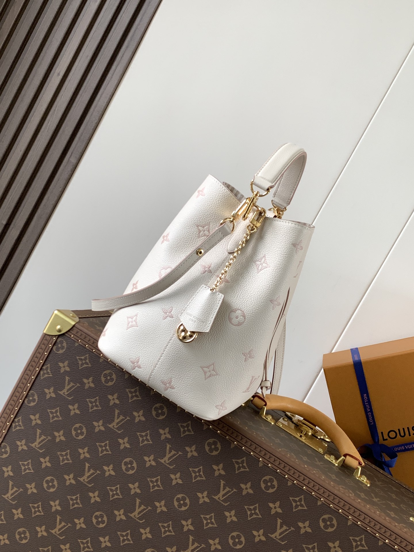 💰660顶级原单,变码芯片M14401
本款 NéoNoé 中号手袋以经典 Monogram Empreinte 皮革演绎同色美学,借耀目链条装饰释放当季新意。齐整内里设有多重隔层,可拆卸收纳袋方便存放随身小物。
26 x 17.5 x 26 厘米
(高 x 宽 x 长度)
压纹粒面牛皮革
牛皮革饰边
条纹织物内衬
金属件
抽绳开合
可拆卸链条装饰
可拆卸收纳袋
隔层
大号中央拉链内袋
可收纳智能手机、Victorine 短款钱夹、耳机、纸巾、口红和钥匙
肩带:可拆卸,可调节
包带半长:33.0 厘米
包带半长可调至:56.0 厘米
手柄:单手柄,可拆卸