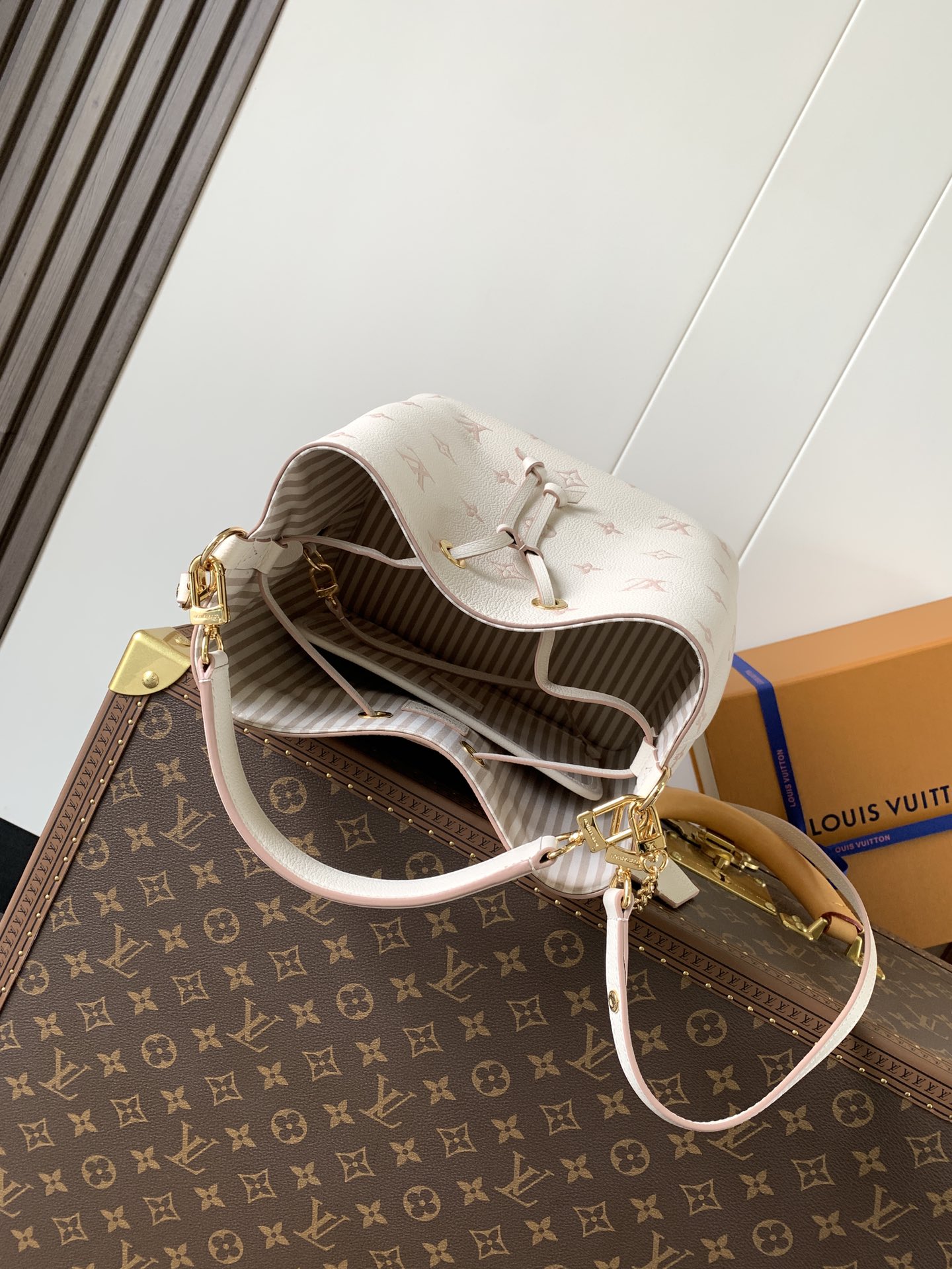 💰660顶级原单,变码芯片M14401
本款 NéoNoé 中号手袋以经典 Monogram Empreinte 皮革演绎同色美学,借耀目链条装饰释放当季新意。齐整内里设有多重隔层,可拆卸收纳袋方便存放随身小物。
26 x 17.5 x 26 厘米
(高 x 宽 x 长度)
压纹粒面牛皮革
牛皮革饰边
条纹织物内衬
金属件
抽绳开合
可拆卸链条装饰
可拆卸收纳袋
隔层
大号中央拉链内袋
可收纳智能手机、Victorine 短款钱夹、耳机、纸巾、口红和钥匙
肩带:可拆卸,可调节
包带半长:33.0 厘米
包带半长可调至:56.0 厘米
手柄:单手柄,可拆卸