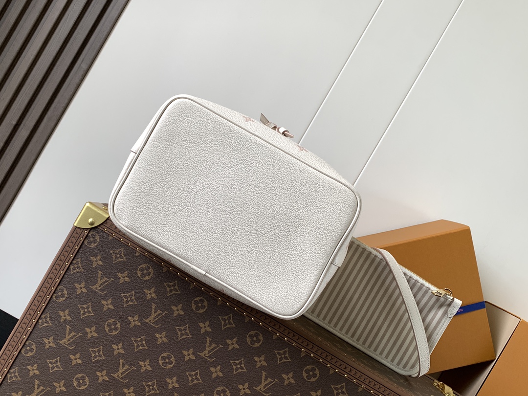 💰660顶级原单,变码芯片M14401
本款 NéoNoé 中号手袋以经典 Monogram Empreinte 皮革演绎同色美学,借耀目链条装饰释放当季新意。齐整内里设有多重隔层,可拆卸收纳袋方便存放随身小物。
26 x 17.5 x 26 厘米
(高 x 宽 x 长度)
压纹粒面牛皮革
牛皮革饰边
条纹织物内衬
金属件
抽绳开合
可拆卸链条装饰
可拆卸收纳袋
隔层
大号中央拉链内袋
可收纳智能手机、Victorine 短款钱夹、耳机、纸巾、口红和钥匙
肩带:可拆卸,可调节
包带半长:33.0 厘米
包带半长可调至:56.0 厘米
手柄:单手柄,可拆卸