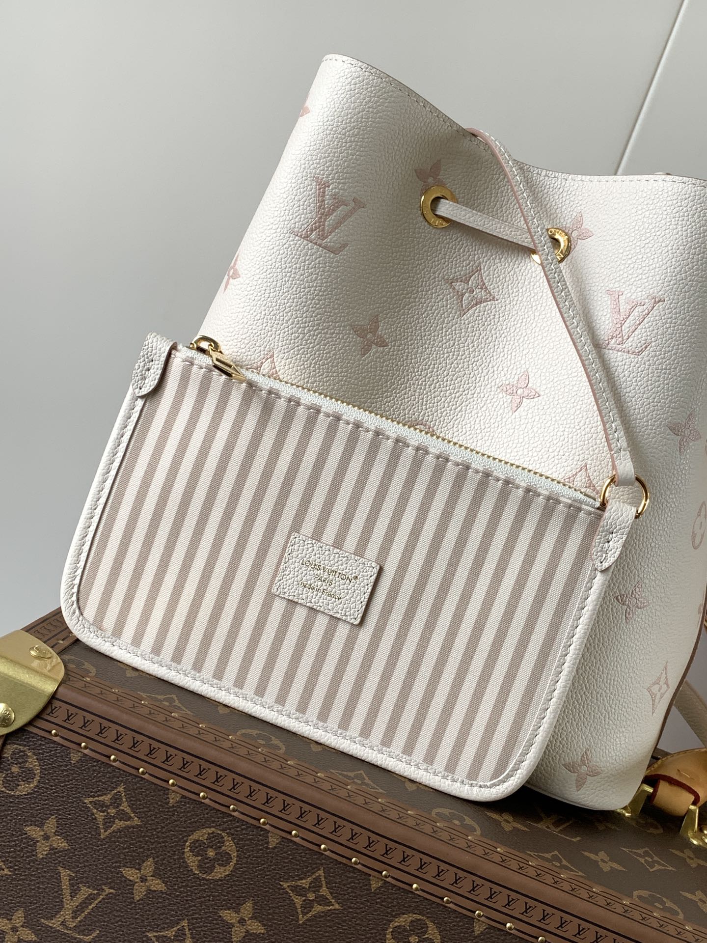 💰660顶级原单,变码芯片M14401
本款 NéoNoé 中号手袋以经典 Monogram Empreinte 皮革演绎同色美学,借耀目链条装饰释放当季新意。齐整内里设有多重隔层,可拆卸收纳袋方便存放随身小物。
26 x 17.5 x 26 厘米
(高 x 宽 x 长度)
压纹粒面牛皮革
牛皮革饰边
条纹织物内衬
金属件
抽绳开合
可拆卸链条装饰
可拆卸收纳袋
隔层
大号中央拉链内袋
可收纳智能手机、Victorine 短款钱夹、耳机、纸巾、口红和钥匙
肩带:可拆卸,可调节
包带半长:33.0 厘米
包带半长可调至:56.0 厘米
手柄:单手柄,可拆卸