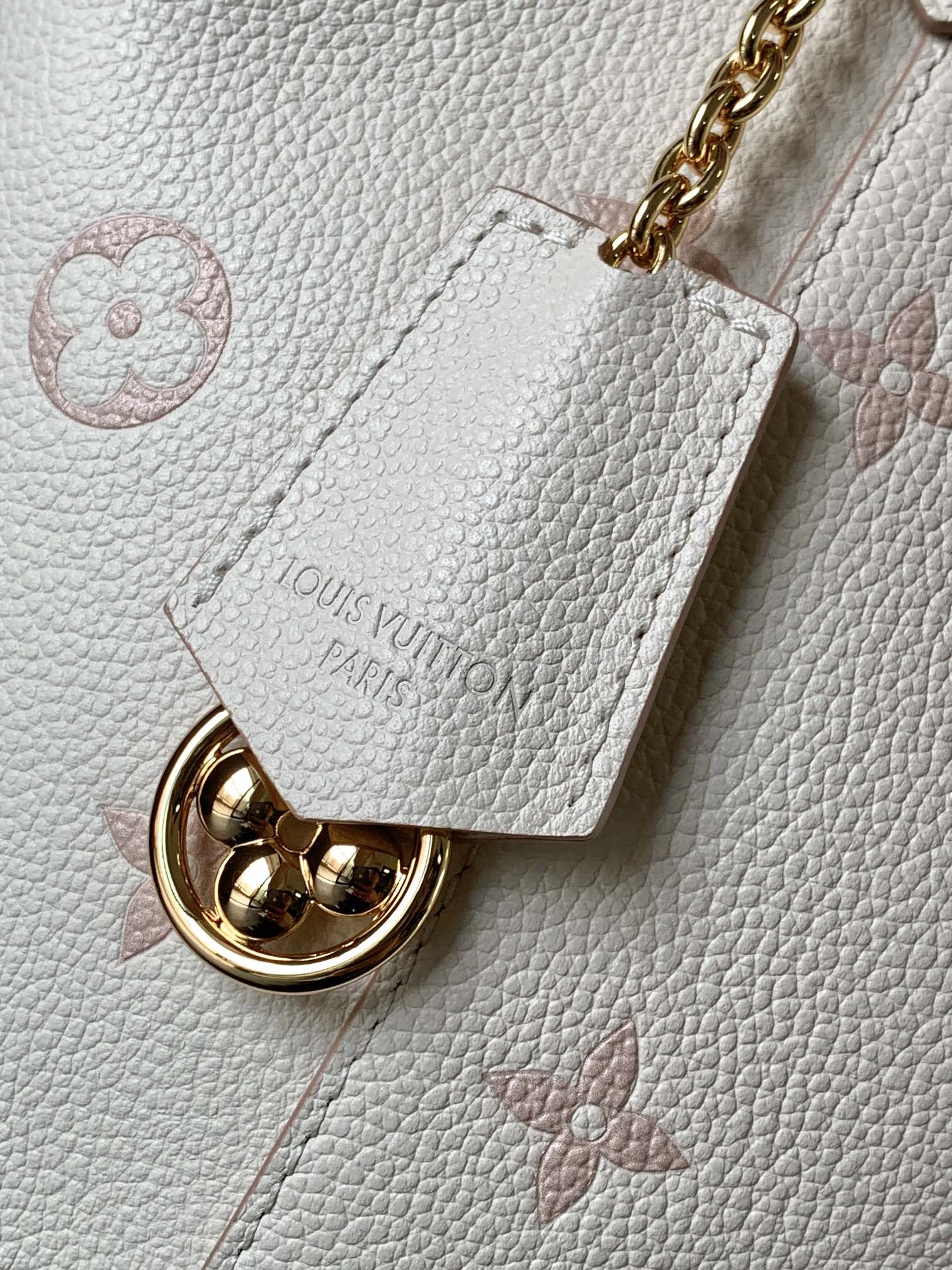 💰660顶级原单,变码芯片M14401
本款 NéoNoé 中号手袋以经典 Monogram Empreinte 皮革演绎同色美学,借耀目链条装饰释放当季新意。齐整内里设有多重隔层,可拆卸收纳袋方便存放随身小物。
26 x 17.5 x 26 厘米
(高 x 宽 x 长度)
压纹粒面牛皮革
牛皮革饰边
条纹织物内衬
金属件
抽绳开合
可拆卸链条装饰
可拆卸收纳袋
隔层
大号中央拉链内袋
可收纳智能手机、Victorine 短款钱夹、耳机、纸巾、口红和钥匙
肩带:可拆卸,可调节
包带半长:33.0 厘米
包带半长可调至:56.0 厘米
手柄:单手柄,可拆卸