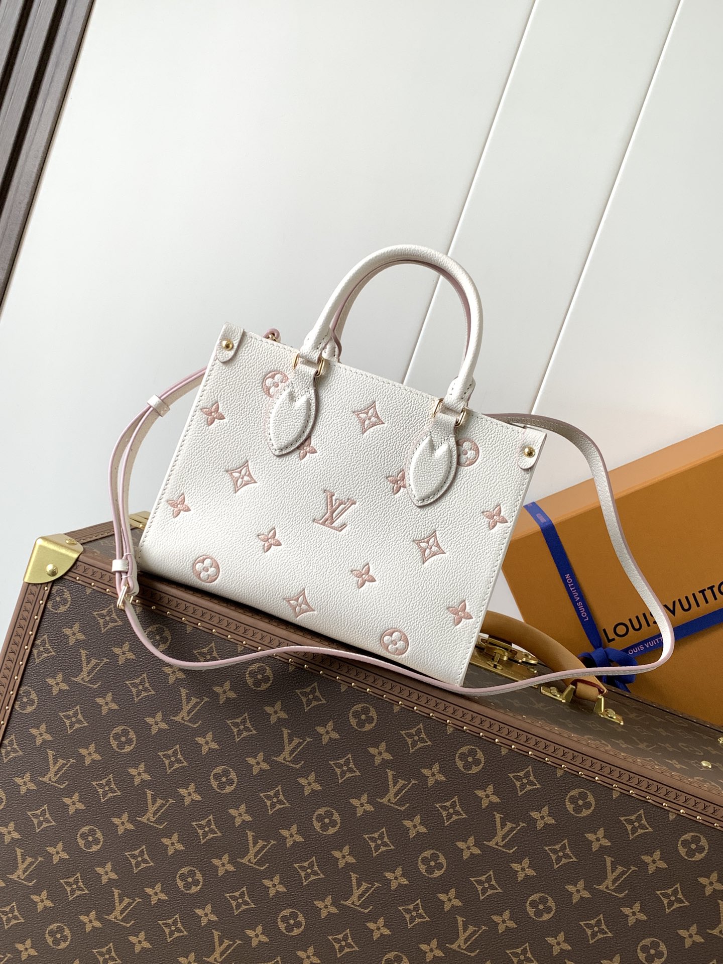 💰580顶级原单,变码芯片M14403
本款 OnTheGo 小号手袋焕新品牌经典 Monogram Empreinte 皮革,以相同色调勾勒图案轮廓。可拆卸金属链条装饰点亮细节,条纹织物内衬释放优雅气息,可拆卸肩带实现肩背或斜挎。
19 x 11.5 x 25 厘米
(高 x 宽 x 长度)
压纹粒面牛皮革
牛皮革饰边
条纹织物内衬
金属件
钩扣开合
织物拉链内袋
可收纳智能手机、Sarah 长款钱夹、钥匙、纸巾、书籍和口红
肩带:可拆卸,可调节
包带半长:48.0 厘米
包带半长可调至:52.0 厘米
手柄:双手柄