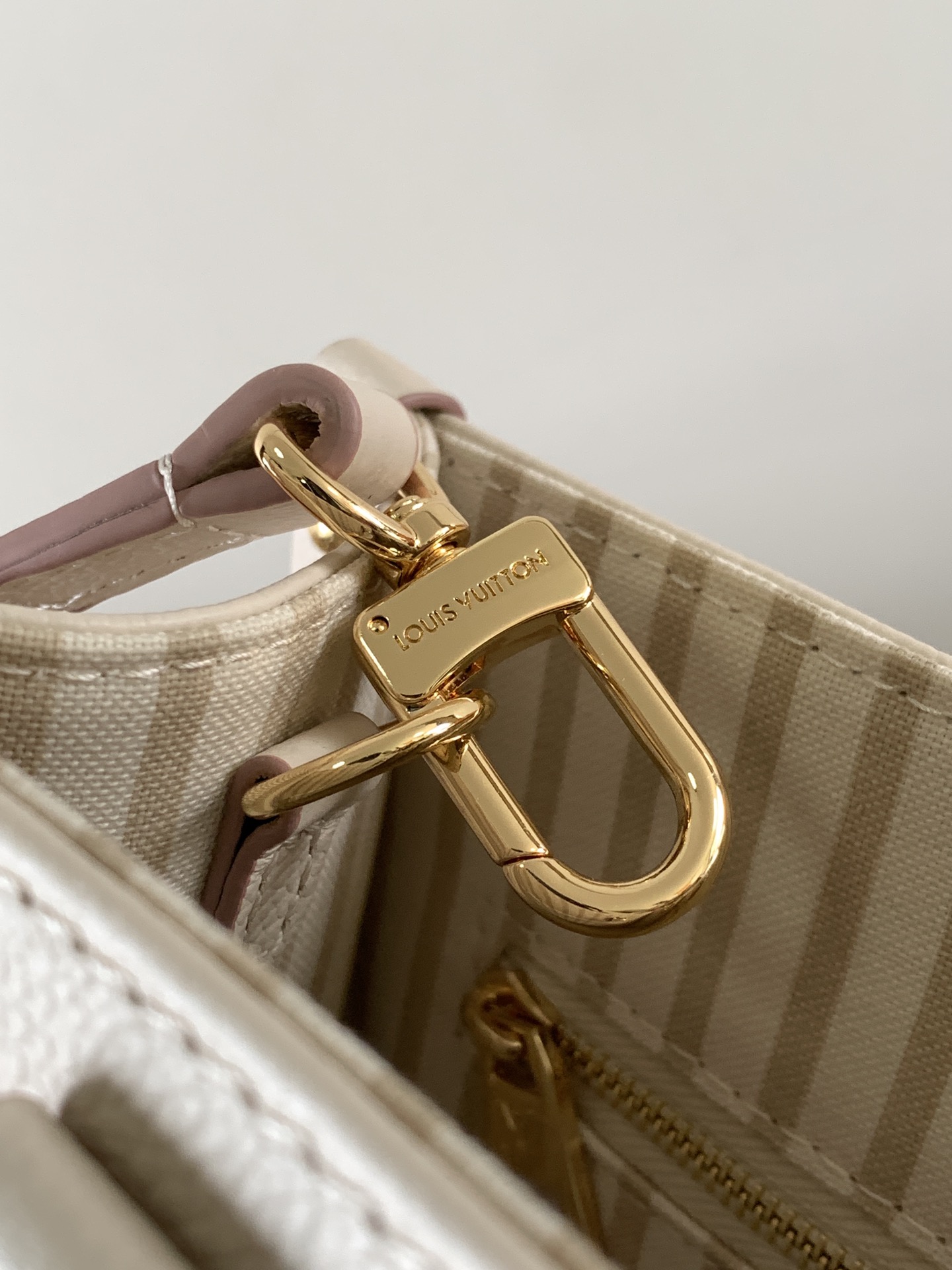 💰580顶级原单,变码芯片M14403
本款 OnTheGo 小号手袋焕新品牌经典 Monogram Empreinte 皮革,以相同色调勾勒图案轮廓。可拆卸金属链条装饰点亮细节,条纹织物内衬释放优雅气息,可拆卸肩带实现肩背或斜挎。
19 x 11.5 x 25 厘米
(高 x 宽 x 长度)
压纹粒面牛皮革
牛皮革饰边
条纹织物内衬
金属件
钩扣开合
织物拉链内袋
可收纳智能手机、Sarah 长款钱夹、钥匙、纸巾、书籍和口红
肩带:可拆卸,可调节
包带半长:48.0 厘米
包带半长可调至:52.0 厘米
手柄:双手柄