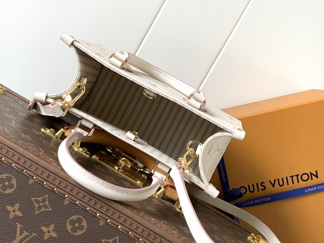 💰580顶级原单,变码芯片M14403
本款 OnTheGo 小号手袋焕新品牌经典 Monogram Empreinte 皮革,以相同色调勾勒图案轮廓。可拆卸金属链条装饰点亮细节,条纹织物内衬释放优雅气息,可拆卸肩带实现肩背或斜挎。
19 x 11.5 x 25 厘米
(高 x 宽 x 长度)
压纹粒面牛皮革
牛皮革饰边
条纹织物内衬
金属件
钩扣开合
织物拉链内袋
可收纳智能手机、Sarah 长款钱夹、钥匙、纸巾、书籍和口红
肩带:可拆卸,可调节
包带半长:48.0 厘米
包带半长可调至:52.0 厘米
手柄:双手柄