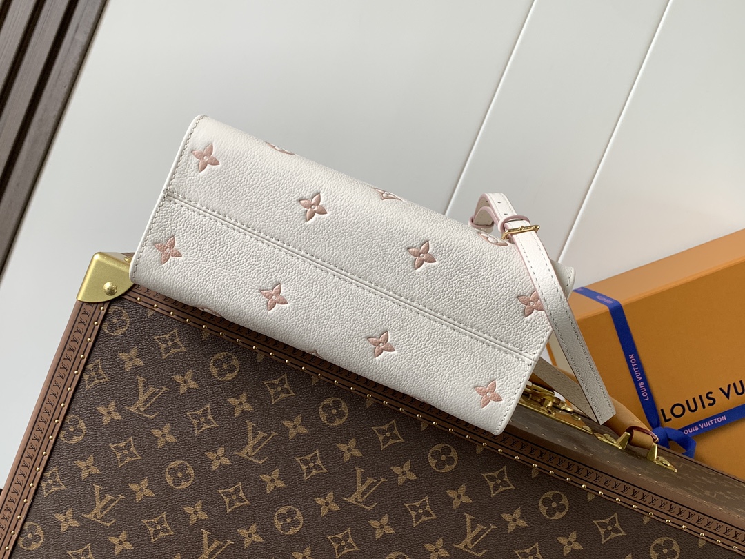 💰580顶级原单,变码芯片M14403
本款 OnTheGo 小号手袋焕新品牌经典 Monogram Empreinte 皮革,以相同色调勾勒图案轮廓。可拆卸金属链条装饰点亮细节,条纹织物内衬释放优雅气息,可拆卸肩带实现肩背或斜挎。
19 x 11.5 x 25 厘米
(高 x 宽 x 长度)
压纹粒面牛皮革
牛皮革饰边
条纹织物内衬
金属件
钩扣开合
织物拉链内袋
可收纳智能手机、Sarah 长款钱夹、钥匙、纸巾、书籍和口红
肩带:可拆卸,可调节
包带半长:48.0 厘米
包带半长可调至:52.0 厘米
手柄:双手柄