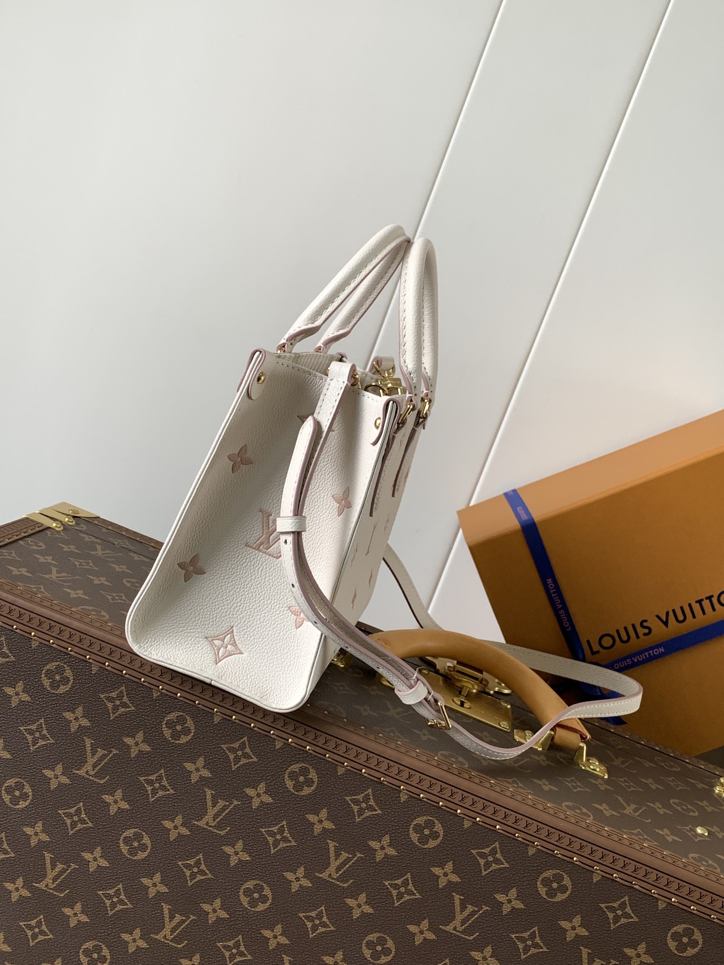 💰580顶级原单,变码芯片M14403
本款 OnTheGo 小号手袋焕新品牌经典 Monogram Empreinte 皮革,以相同色调勾勒图案轮廓。可拆卸金属链条装饰点亮细节,条纹织物内衬释放优雅气息,可拆卸肩带实现肩背或斜挎。
19 x 11.5 x 25 厘米
(高 x 宽 x 长度)
压纹粒面牛皮革
牛皮革饰边
条纹织物内衬
金属件
钩扣开合
织物拉链内袋
可收纳智能手机、Sarah 长款钱夹、钥匙、纸巾、书籍和口红
肩带:可拆卸,可调节
包带半长:48.0 厘米
包带半长可调至:52.0 厘米
手柄:双手柄