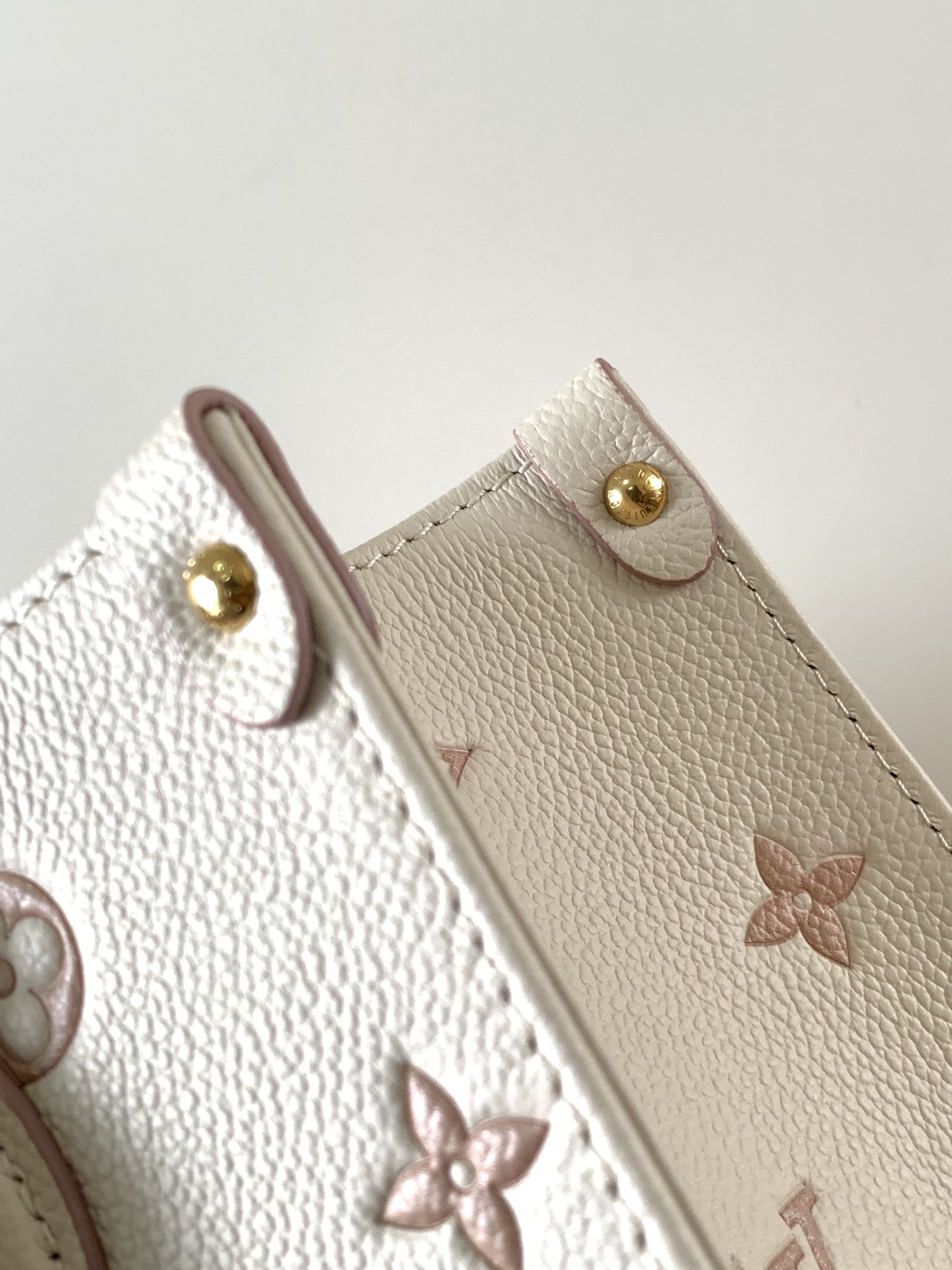 💰580顶级原单,变码芯片M14403
本款 OnTheGo 小号手袋焕新品牌经典 Monogram Empreinte 皮革,以相同色调勾勒图案轮廓。可拆卸金属链条装饰点亮细节,条纹织物内衬释放优雅气息,可拆卸肩带实现肩背或斜挎。
19 x 11.5 x 25 厘米
(高 x 宽 x 长度)
压纹粒面牛皮革
牛皮革饰边
条纹织物内衬
金属件
钩扣开合
织物拉链内袋
可收纳智能手机、Sarah 长款钱夹、钥匙、纸巾、书籍和口红
肩带:可拆卸,可调节
包带半长:48.0 厘米
包带半长可调至:52.0 厘米
手柄:双手柄