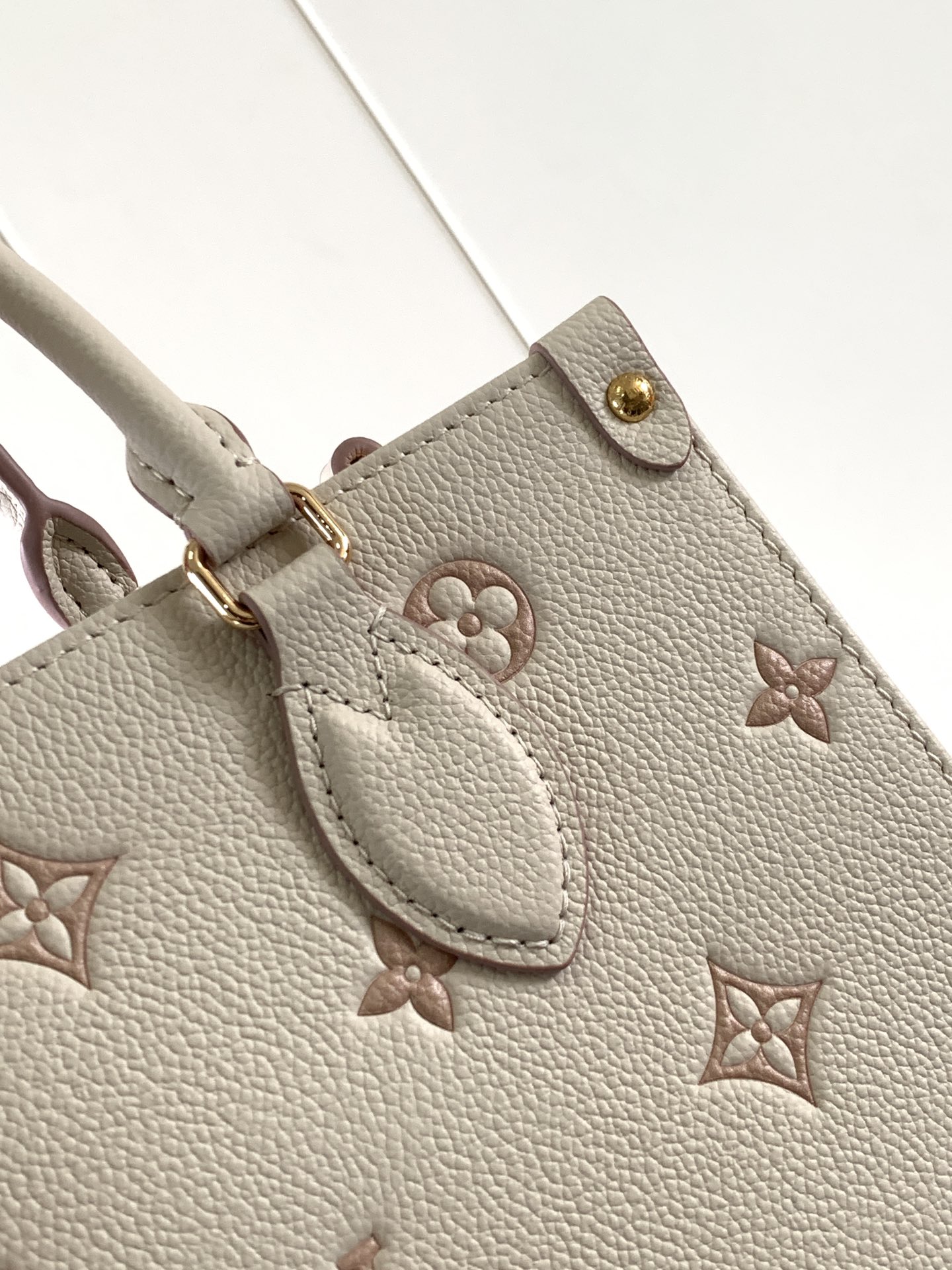 💰580顶级原单,变码芯片M14403
本款 OnTheGo 小号手袋焕新品牌经典 Monogram Empreinte 皮革,以相同色调勾勒图案轮廓。可拆卸金属链条装饰点亮细节,条纹织物内衬释放优雅气息,可拆卸肩带实现肩背或斜挎。
19 x 11.5 x 25 厘米
(高 x 宽 x 长度)
压纹粒面牛皮革
牛皮革饰边
条纹织物内衬
金属件
钩扣开合
织物拉链内袋
可收纳智能手机、Sarah 长款钱夹、钥匙、纸巾、书籍和口红
肩带:可拆卸,可调节
包带半长:48.0 厘米
包带半长可调至:52.0 厘米
手柄:双手柄