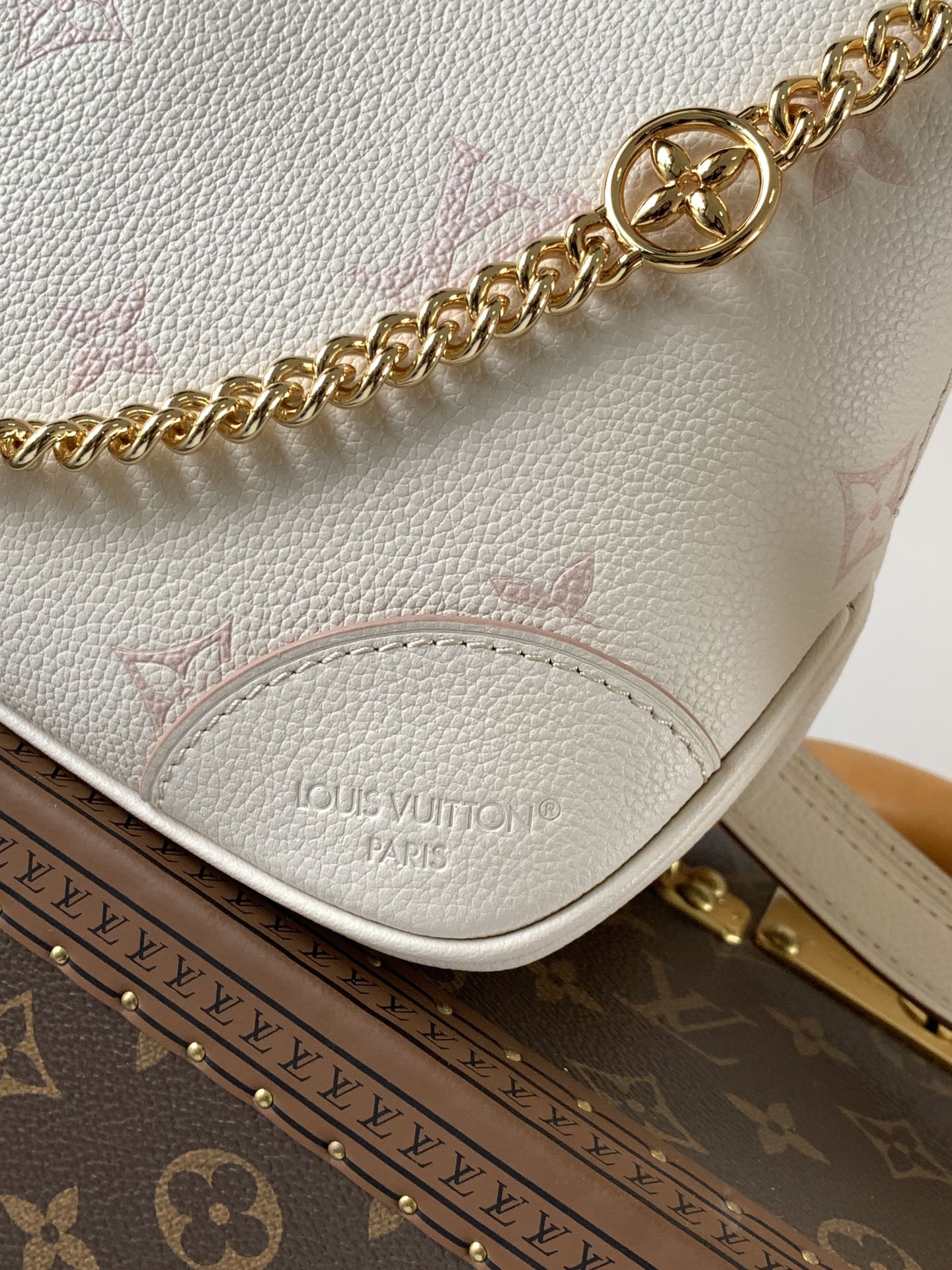 💰600顶级原单变码芯片M14634
本款 Boulogne 手袋以同色美学重绎经典 Monogram Empreinte 皮革,借可拆卸链条与 LV 花卉装饰注入优雅莹泽。灵巧构型实现多种背携方式,内贴袋可轻松收纳智能手机。
16 x 9.5 x 29 厘米
(高 x 宽 x 长度)
压纹粒面牛皮革
牛皮革饰边
条纹织物内衬
金属件
抽绳开合
拉链开合
内贴袋
可收纳智能手机、钥匙、Victorine 短款钱夹和耳机
肩带:可拆卸,可调节
包带半长:31.0 厘米
包带半长可调至:50.0 厘米
链条:可拆卸
链条半长:25.0 厘米