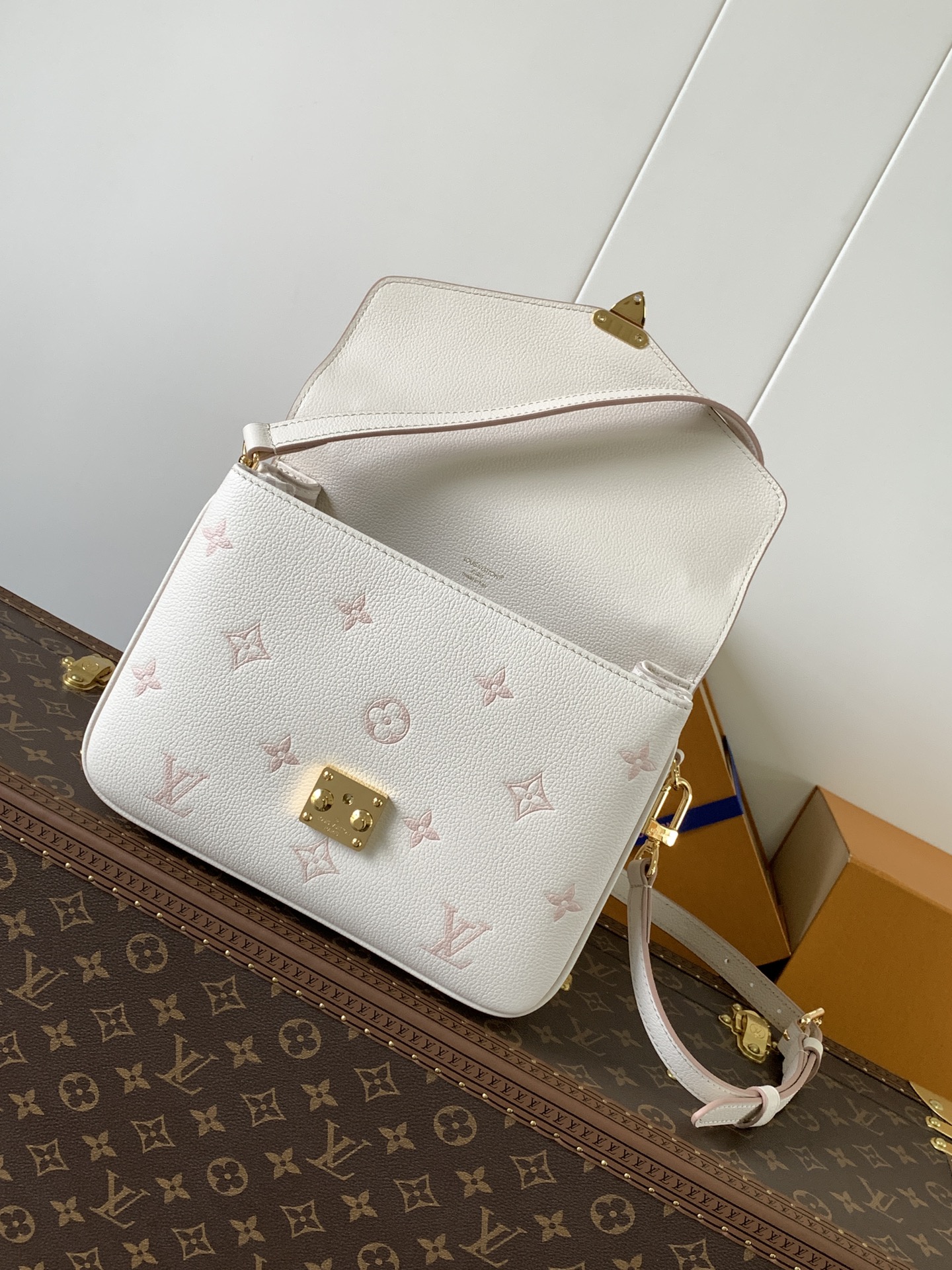 💰620顶级原单,变码芯片M14977奶油色 全皮邮差包 NEW Métis Pouch 邮差包 这个版本的Pochette Métis MM展示了House更新的Monogram Empreinte皮革,带有色调轮廓,是别致的日常选择。它用金色五金件精炼,包括标志性的S型锁,打开后露出优雅的条纹衬里,有三个隔间存放必需品。斜挎、肩背或手提。9.8 x 7.5 x 2.8英寸。