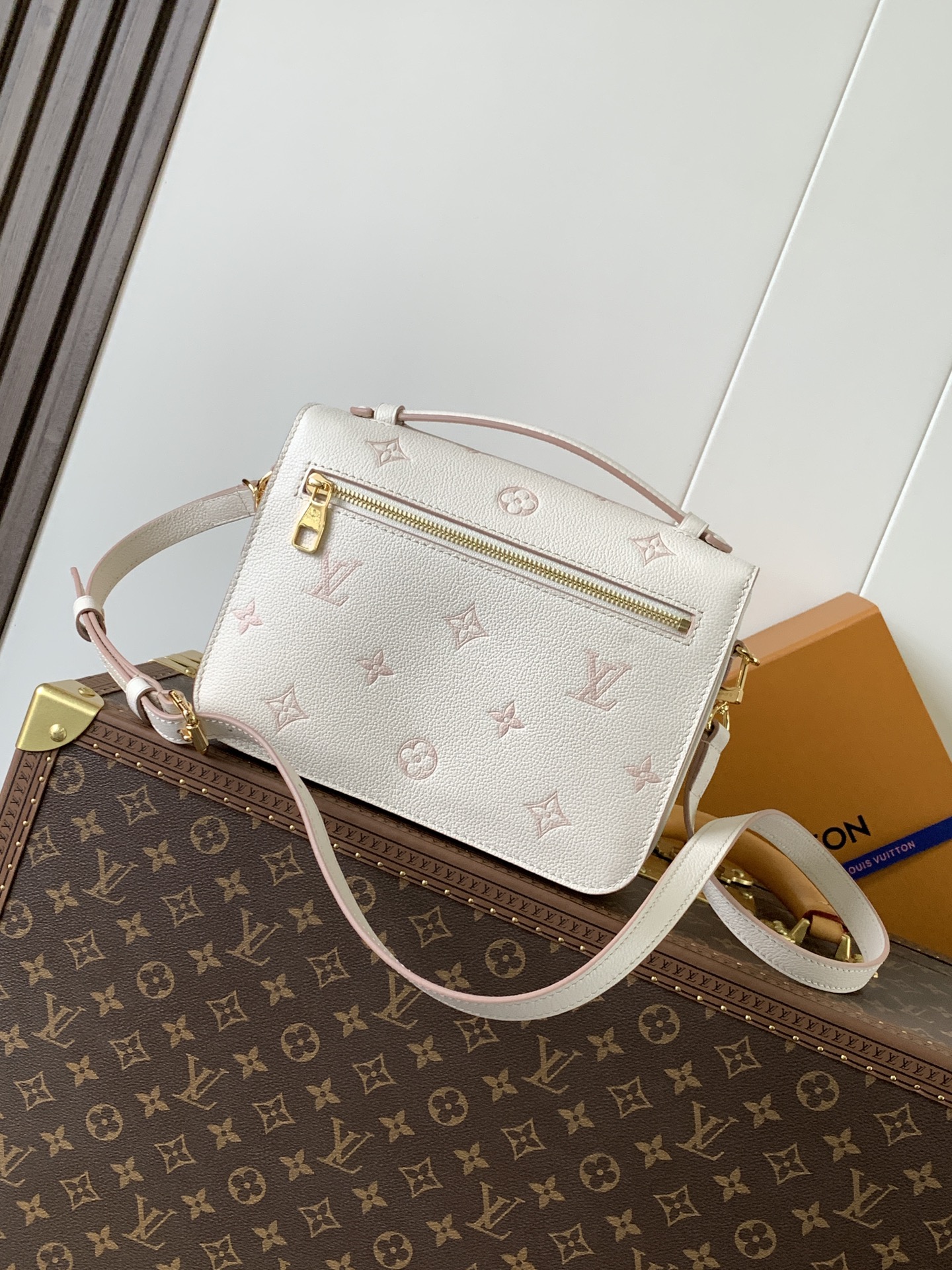 💰620顶级原单,变码芯片M14977奶油色 全皮邮差包 NEW Métis Pouch 邮差包 这个版本的Pochette Métis MM展示了House更新的Monogram Empreinte皮革,带有色调轮廓,是别致的日常选择。它用金色五金件精炼,包括标志性的S型锁,打开后露出优雅的条纹衬里,有三个隔间存放必需品。斜挎、肩背或手提。9.8 x 7.5 x 2.8英寸。