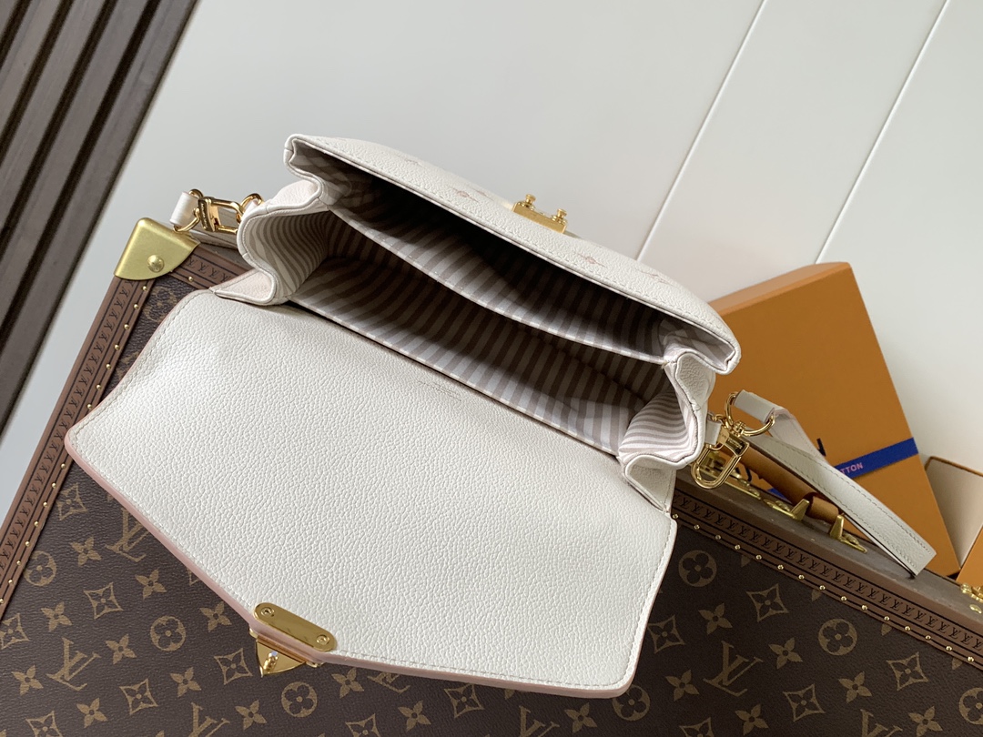 💰620顶级原单,变码芯片M14977奶油色 全皮邮差包 NEW Métis Pouch 邮差包 这个版本的Pochette Métis MM展示了House更新的Monogram Empreinte皮革,带有色调轮廓,是别致的日常选择。它用金色五金件精炼,包括标志性的S型锁,打开后露出优雅的条纹衬里,有三个隔间存放必需品。斜挎、肩背或手提。9.8 x 7.5 x 2.8英寸。