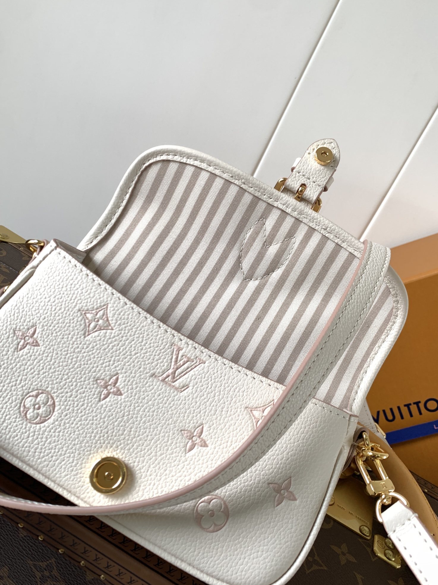 顶级原单,变码芯片 M13642本款 Nano Diane 手袋以同色美学重绎经典 Monogram 图