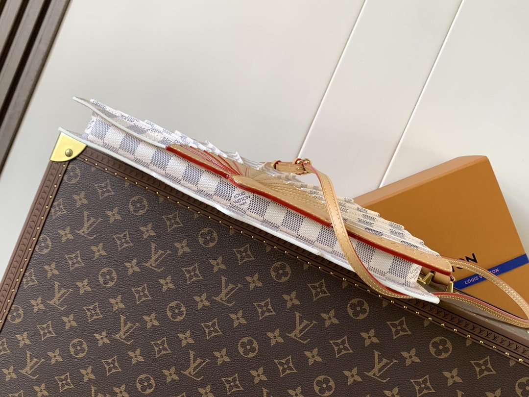 顶级原单,变码芯片M14804LV Fan 手袋取材 Monogram 帆布,以别致设计亮相 2025