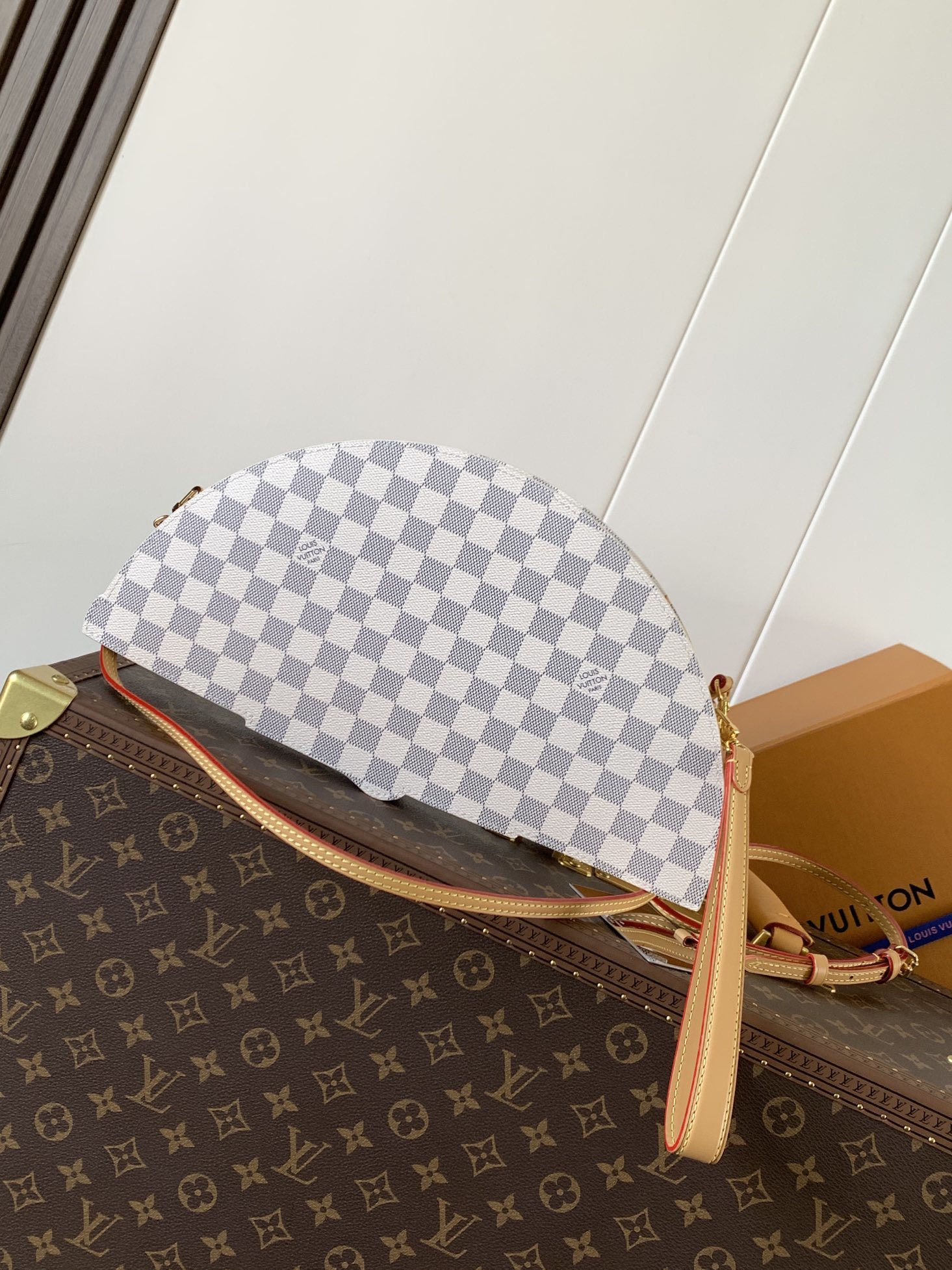 顶级原单,变码芯片M14804LV Fan 手袋取材 Monogram 帆布,以别致设计亮相 2025