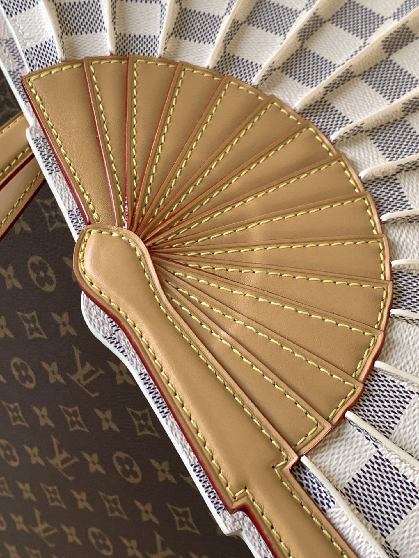 顶级原单,变码芯片M14804LV Fan 手袋取材 Monogram 帆布,以别致设计亮相 2025