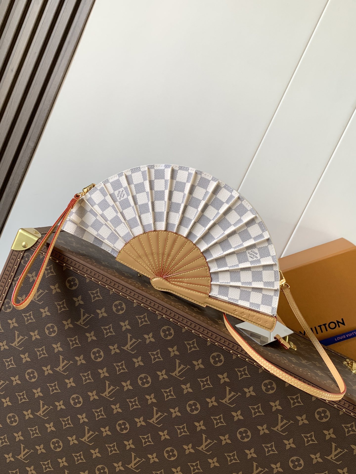 顶级原单,变码芯片M14804LV Fan 手袋取材 Monogram 帆布,以别致设计亮相 2025