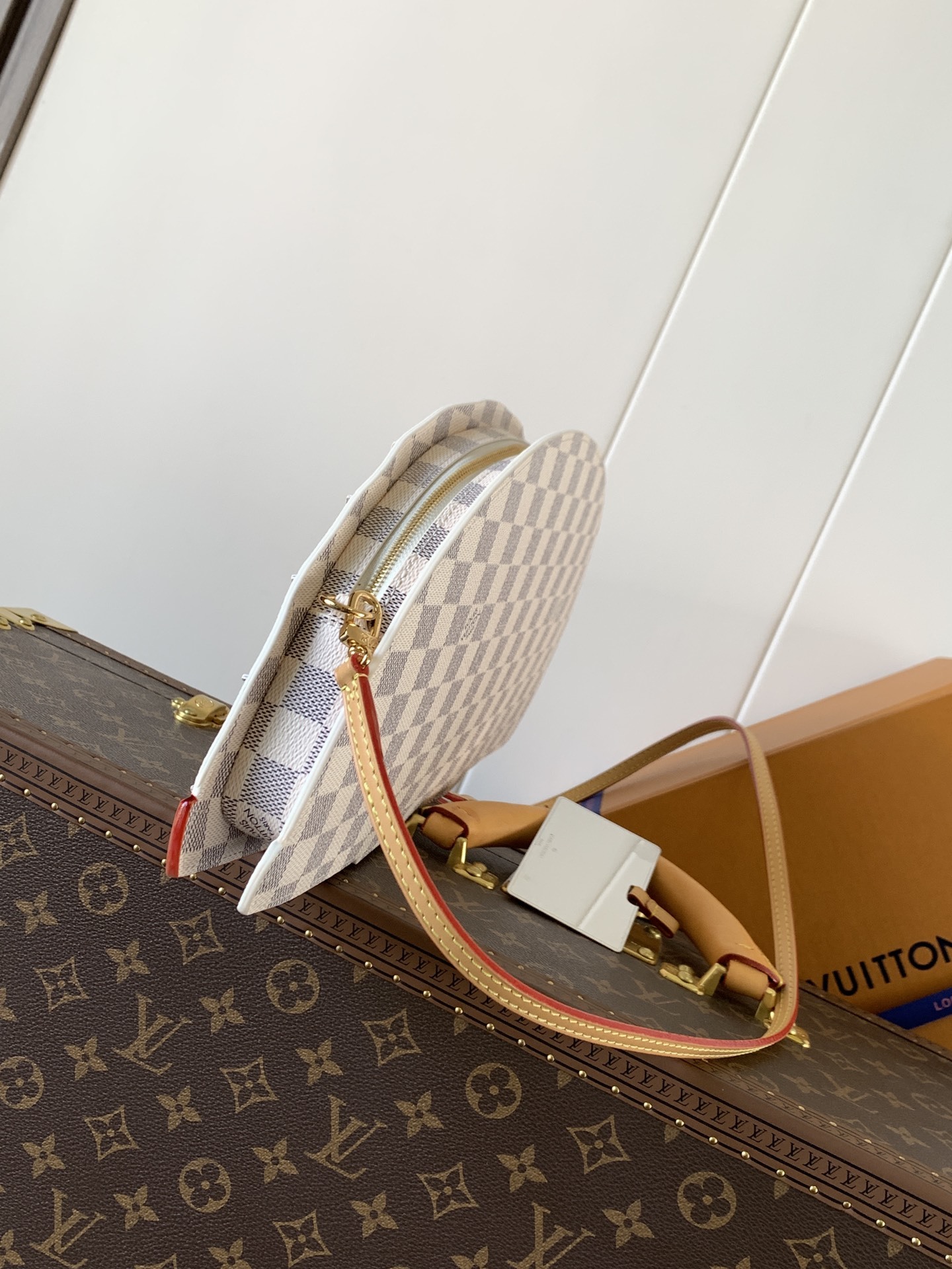 顶级原单,变码芯片M14804LV Fan 手袋取材 Monogram 帆布,以别致设计亮相 2025