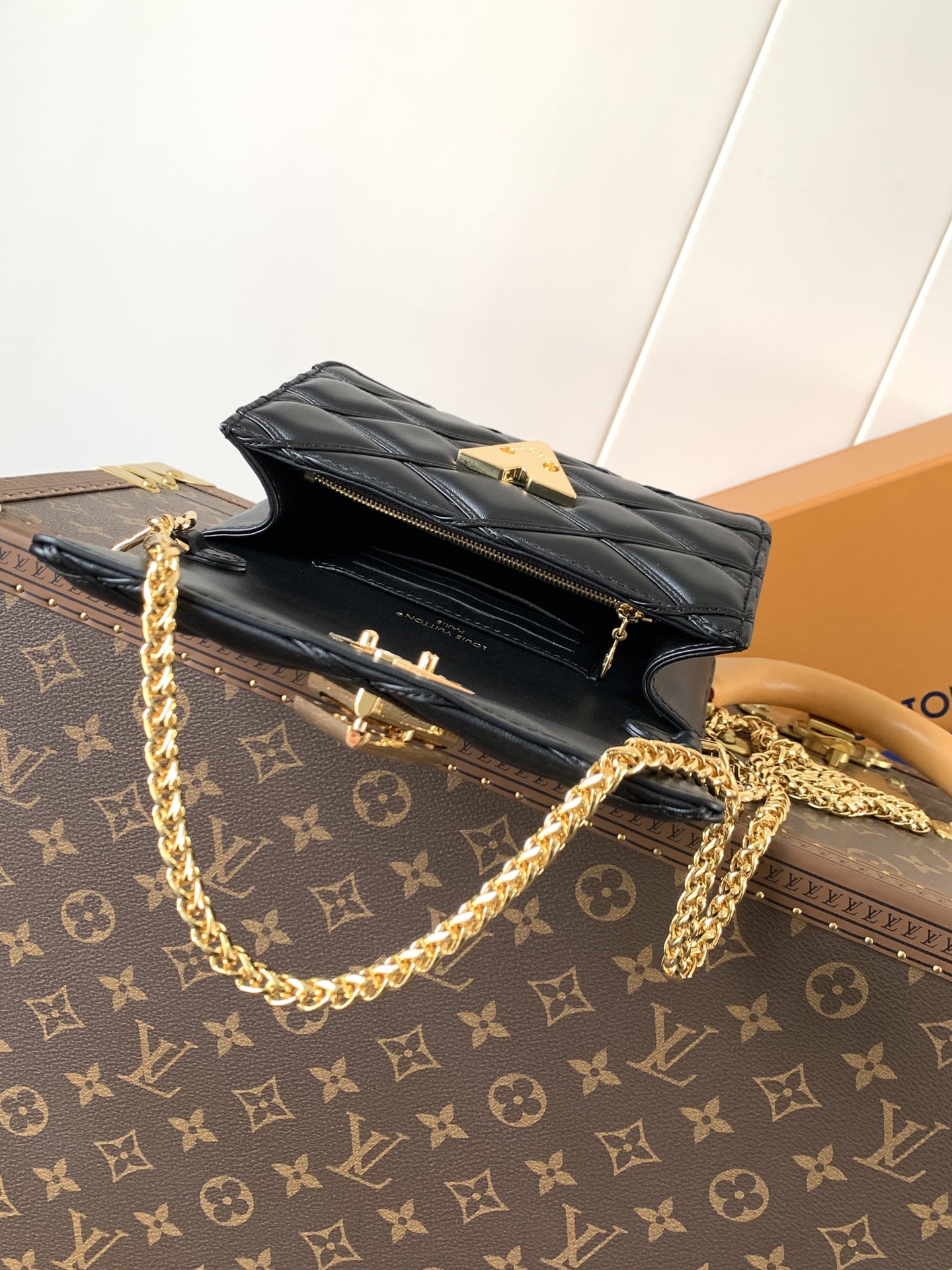 💰600顶级原单,变码芯片
M13139黑色 M13841棕色 顶级 动态163 Wallet On Chain Go-14 手袋选用华美绗缝羊皮革延续品牌标志性笔触,以 L 扭锁点亮视线,可轻松驾驭昼夜场合。可拆卸圆润滑链实现多种造型可能,亦可用作手拿包。20.0 x 12.0 x 5.0 厘米 (长 x 高 x 宽)
• 羊皮革
• 羊皮革饰边
• 牛皮革内衬
• 金属件
• L Twist 扭锁
• 卡片夹层
• 拉链内袋
• 可收纳 6.7 寸智能手机、卡夹和口红
• 链条:可滑动调整,可拆卸
• 链条半长:24.0 厘米
• 链条半长可调至:54.0 厘米