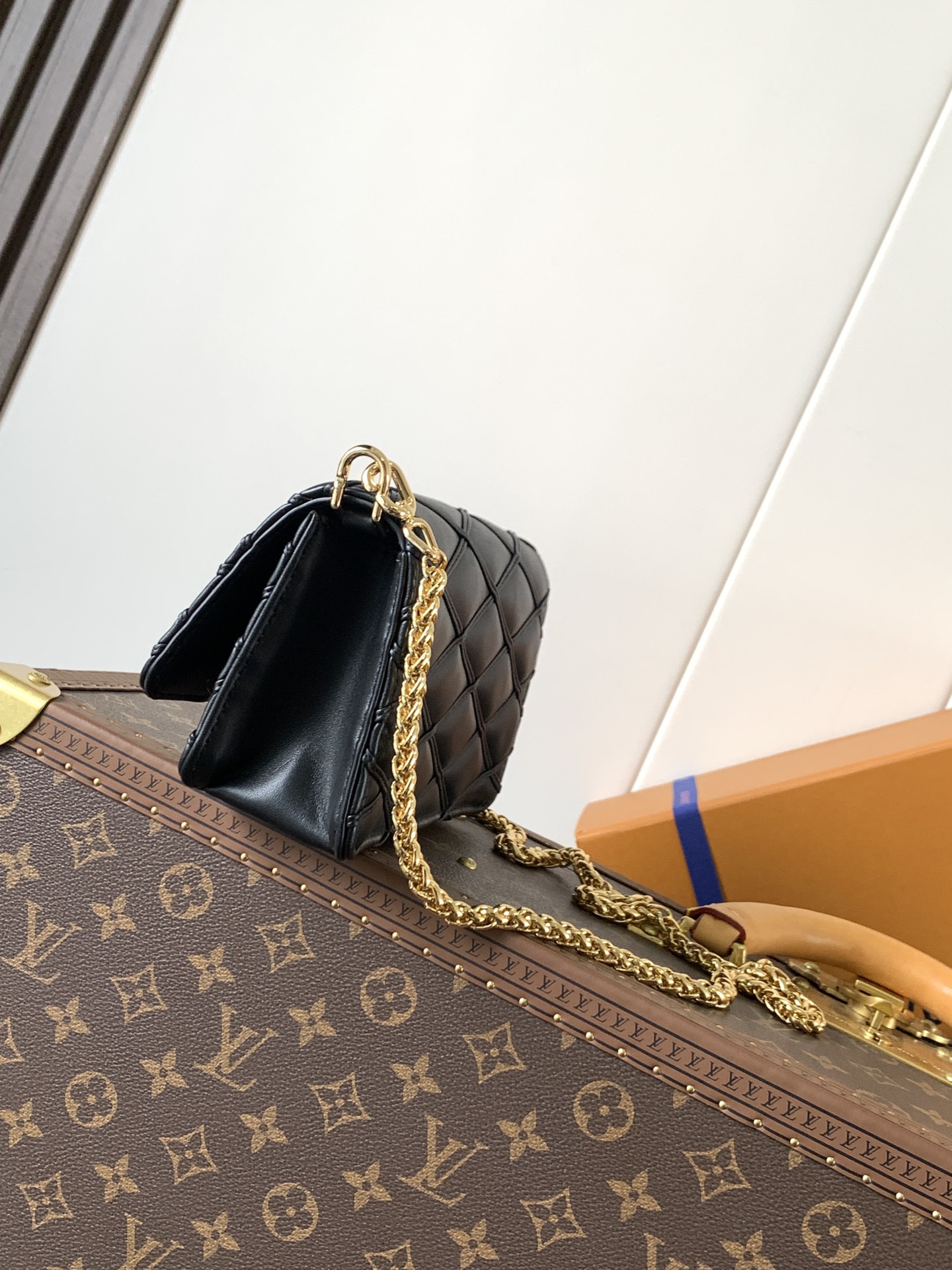 💰600顶级原单,变码芯片
M13139黑色 M13841棕色 顶级 动态163 Wallet On Chain Go-14 手袋选用华美绗缝羊皮革延续品牌标志性笔触,以 L 扭锁点亮视线,可轻松驾驭昼夜场合。可拆卸圆润滑链实现多种造型可能,亦可用作手拿包。20.0 x 12.0 x 5.0 厘米 (长 x 高 x 宽)
• 羊皮革
• 羊皮革饰边
• 牛皮革内衬
• 金属件
• L Twist 扭锁
• 卡片夹层
• 拉链内袋
• 可收纳 6.7 寸智能手机、卡夹和口红
• 链条:可滑动调整,可拆卸
• 链条半长:24.0 厘米
• 链条半长可调至:54.0 厘米