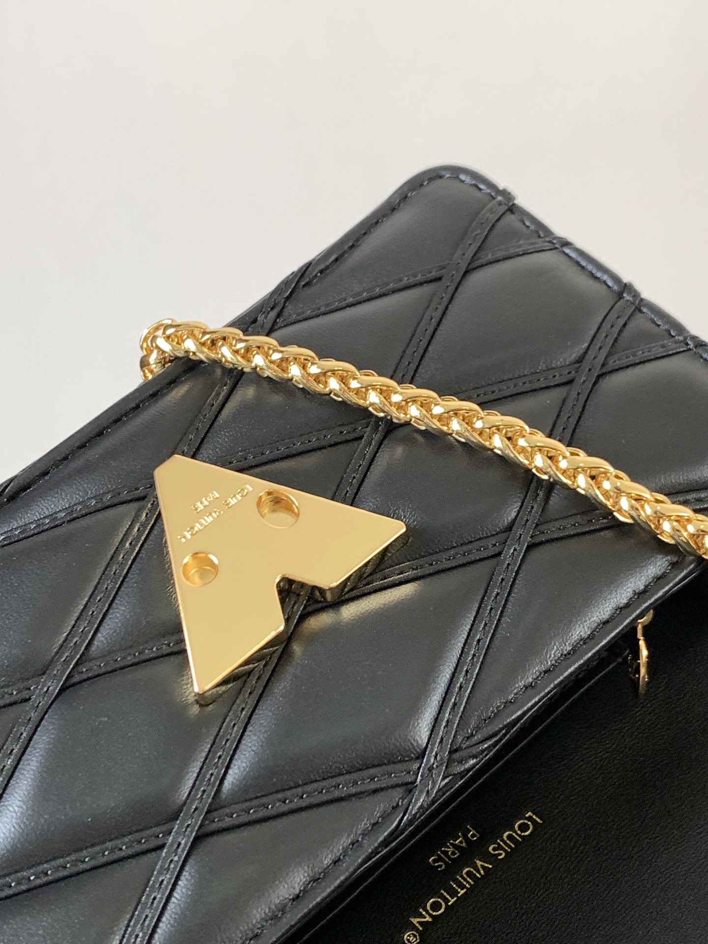 💰600顶级原单,变码芯片
M13139黑色 M13841棕色 顶级 动态163 Wallet On Chain Go-14 手袋选用华美绗缝羊皮革延续品牌标志性笔触,以 L 扭锁点亮视线,可轻松驾驭昼夜场合。可拆卸圆润滑链实现多种造型可能,亦可用作手拿包。20.0 x 12.0 x 5.0 厘米 (长 x 高 x 宽)
• 羊皮革
• 羊皮革饰边
• 牛皮革内衬
• 金属件
• L Twist 扭锁
• 卡片夹层
• 拉链内袋
• 可收纳 6.7 寸智能手机、卡夹和口红
• 链条:可滑动调整,可拆卸
• 链条半长:24.0 厘米
• 链条半长可调至:54.0 厘米