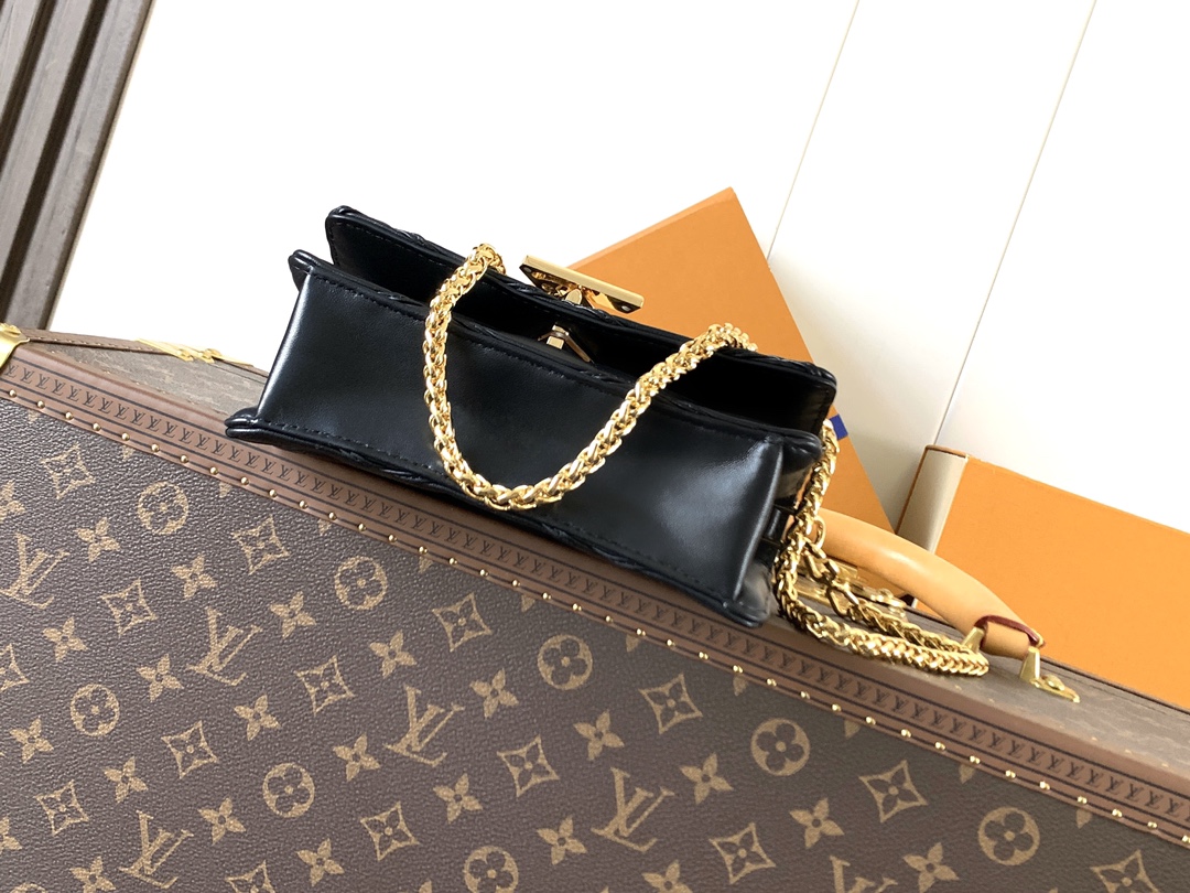 💰600顶级原单,变码芯片
M13139黑色 M13841棕色 顶级 动态163 Wallet On Chain Go-14 手袋选用华美绗缝羊皮革延续品牌标志性笔触,以 L 扭锁点亮视线,可轻松驾驭昼夜场合。可拆卸圆润滑链实现多种造型可能,亦可用作手拿包。20.0 x 12.0 x 5.0 厘米 (长 x 高 x 宽)
• 羊皮革
• 羊皮革饰边
• 牛皮革内衬
• 金属件
• L Twist 扭锁
• 卡片夹层
• 拉链内袋
• 可收纳 6.7 寸智能手机、卡夹和口红
• 链条:可滑动调整,可拆卸
• 链条半长:24.0 厘米
• 链条半长可调至:54.0 厘米
