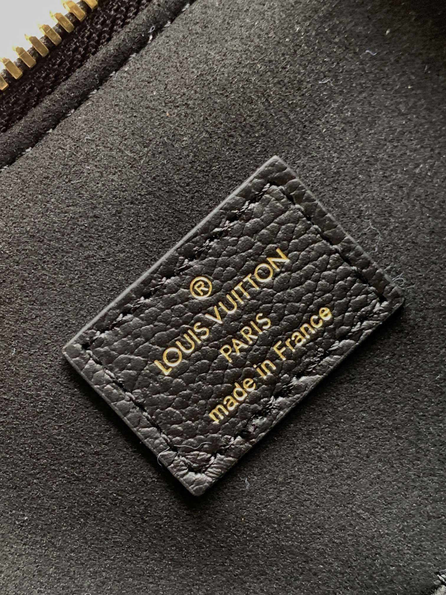 顶级原单,变码芯片M25854灰色 M13706黑色这款经典的布洛涅手袋经过升级,采用了宽敞的GM尺寸,