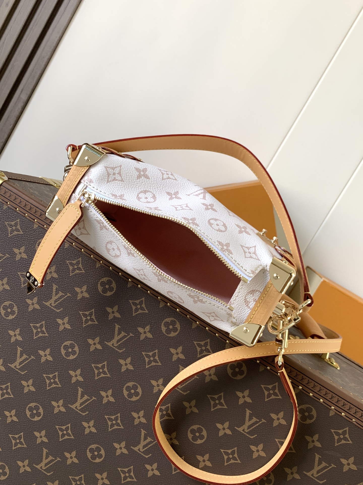 💰580顶级原单,变码芯片M26287 半钢
本款 Side Trunk 中号手袋为品牌经典 Monogram 帆布浸染柔和沙丘色调,再以牛皮革饰边营造视觉反差。耀目 S-lock 锁扣和金属包角再添考究笔触。
尺寸23.5 x 16.0 x 8.5 厘米 (长 x 高 x 宽)
• Monogram Dune 涂层帆布
• 牛皮革饰边
• 织物内衬
• 金属件
• S-lock 锁扣
• 拉链开合
• 可收纳 6.7 寸智能手机、Zippy 钱夹、钥匙、口红和耳机
• 肩带:可拆卸,可调节
• 包带半长:45.0 厘米
• 包带半长可调至:55.0 厘米
• 手柄:单手柄,可拆卸